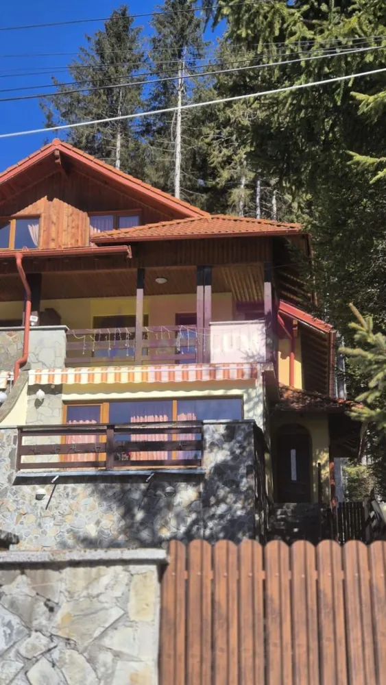 Vila duplex de vanzare cu 4 camere in Azuga - Vilă tip duplex de vânzare în Azuga | Lângă pădure | Priveliște Masivul Caraiman

Agenția imobiliară Mervani vă propune spre vânzare o vilă tip duplex, situată într-o zonă liniștită din Azuga, lângă pădure, cu o priveliște superbă către Masivul Caraiman. Proprietatea este ideală atât pentru locuință de vacanță, cât și pentru investiție turistică, datorită poziției excelente și compartimentării generoase.

Vila este construită pe structură solidă din beton armat și cărămidă, cu mansardă din lemn, izolată exterior cu termosistem din polistiren, iar parterul este placat elegant cu piatră de râu, oferind un aspect montan autentic.
Compartimentare:

Demisol:
 Spațiu tehnic

Parter:
 Cameră de zi spațioasă
 Bucătărie
 Loc de luat masa
 Hol
 Baie cu duș
 Balcon generos cu priveliște

Etaj:
 3 dormitoare
 Baie cu duș

Mansardă:
 Dormitor mansardat
 Grup sanitar

Caracteristici și dotări:
 Teren în suprafață de 240 mp
 Curte proprie cu parcare pentru 2 autoturisme
 Vilă retrasă, într-o zonă liniștită
 Acces din stradă asfaltată
 Încălzire cu centrală termică pe gaz
 Tâmplărie PVC cu geam termopan
 Acoperiș din țiglă ceramică
 Se vinde mobilată și utilată

Utilități:

 Curent electric
 Gaze naturale
 Canalizare
 Cablu TV și internet
 Apă contorizată la comun
 Utilități contorizate separat

Proprietatea are un perete comun cu vila în oglindă, fiind o vilă tip duplex, ideală pentru cei care își doresc confortul unei case, dar cu costuri reduse de întreținere.
Localizare excelentă:

 Aproape de centrul orașului Azuga
 Aproape de supermarket
 Aproape de parc, biserică și școală
 La mică distanță de Pârtia de ski Sorica

Această vilă este alegerea perfectă pentru iubitorii de natură, liniște și aer curat, oferind în același timp acces rapid către facilitățile orașului și zonele turistice din Valea Prahovei.

 Pentru detalii și vizionări: 0729 935 536
Agenția Imobiliară Mervani