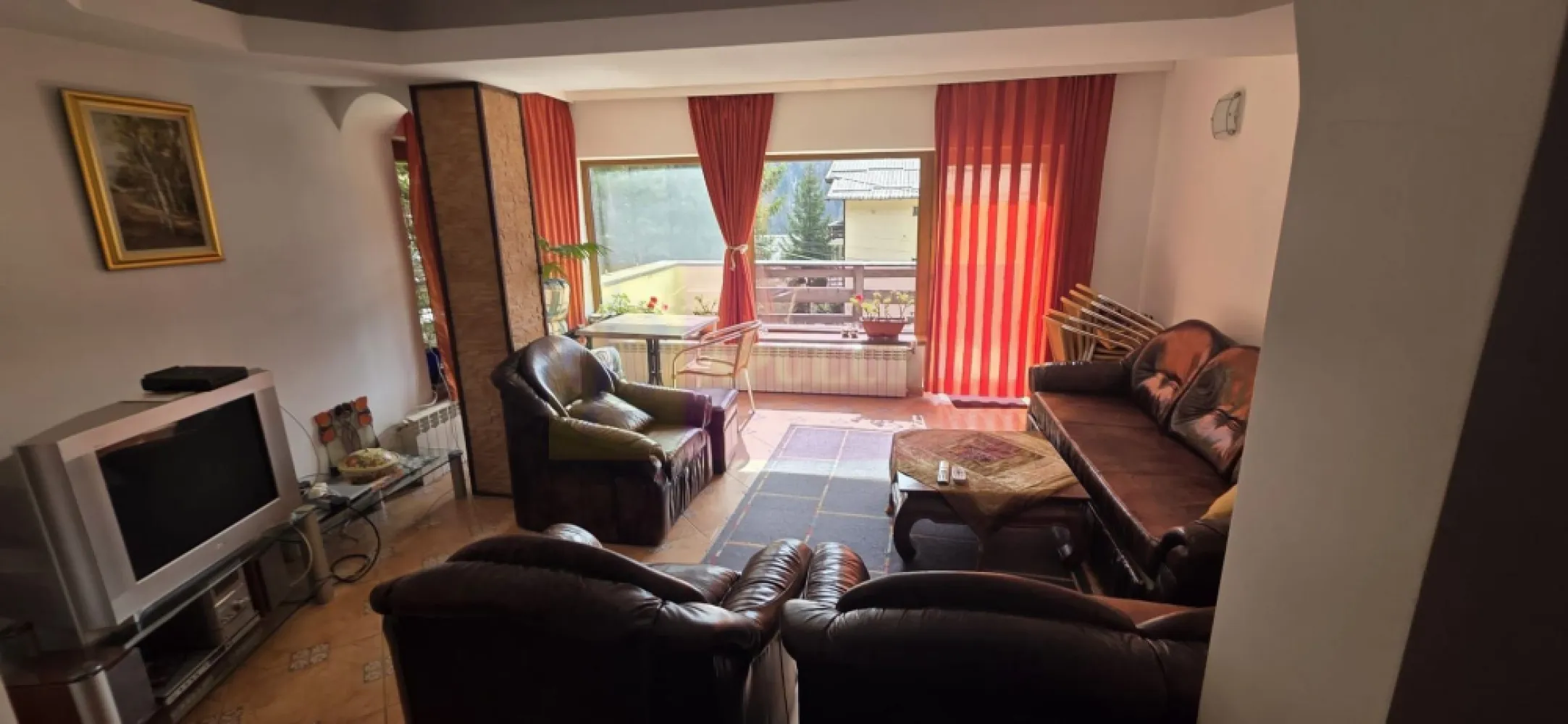 Vila duplex de vanzare cu 4 camere in Azuga - Vilă tip duplex de vânzare în Azuga | Lângă pădure | Priveliște Masivul Caraiman

Agenția imobiliară Mervani vă propune spre vânzare o vilă tip duplex, situată într-o zonă liniștită din Azuga, lângă pădure, cu o priveliște superbă către Masivul Caraiman. Proprietatea este ideală atât pentru locuință de vacanță, cât și pentru investiție turistică, datorită poziției excelente și compartimentării generoase.

Vila este construită pe structură solidă din beton armat și cărămidă, cu mansardă din lemn, izolată exterior cu termosistem din polistiren, iar parterul este placat elegant cu piatră de râu, oferind un aspect montan autentic.
Compartimentare:

Demisol:
 Spațiu tehnic

Parter:
 Cameră de zi spațioasă
 Bucătărie
 Loc de luat masa
 Hol
 Baie cu duș
 Balcon generos cu priveliște

Etaj:
 3 dormitoare
 Baie cu duș

Mansardă:
 Dormitor mansardat
 Grup sanitar

Caracteristici și dotări:
 Teren în suprafață de 240 mp
 Curte proprie cu parcare pentru 2 autoturisme
 Vilă retrasă, într-o zonă liniștită
 Acces din stradă asfaltată
 Încălzire cu centrală termică pe gaz
 Tâmplărie PVC cu geam termopan
 Acoperiș din țiglă ceramică
 Se vinde mobilată și utilată

Utilități:

 Curent electric
 Gaze naturale
 Canalizare
 Cablu TV și internet
 Apă contorizată la comun
 Utilități contorizate separat

Proprietatea are un perete comun cu vila în oglindă, fiind o vilă tip duplex, ideală pentru cei care își doresc confortul unei case, dar cu costuri reduse de întreținere.
Localizare excelentă:

 Aproape de centrul orașului Azuga
 Aproape de supermarket
 Aproape de parc, biserică și școală
 La mică distanță de Pârtia de ski Sorica

Această vilă este alegerea perfectă pentru iubitorii de natură, liniște și aer curat, oferind în același timp acces rapid către facilitățile orașului și zonele turistice din Valea Prahovei.

 Pentru detalii și vizionări: 0729 935 536
Agenția Imobiliară Mervani