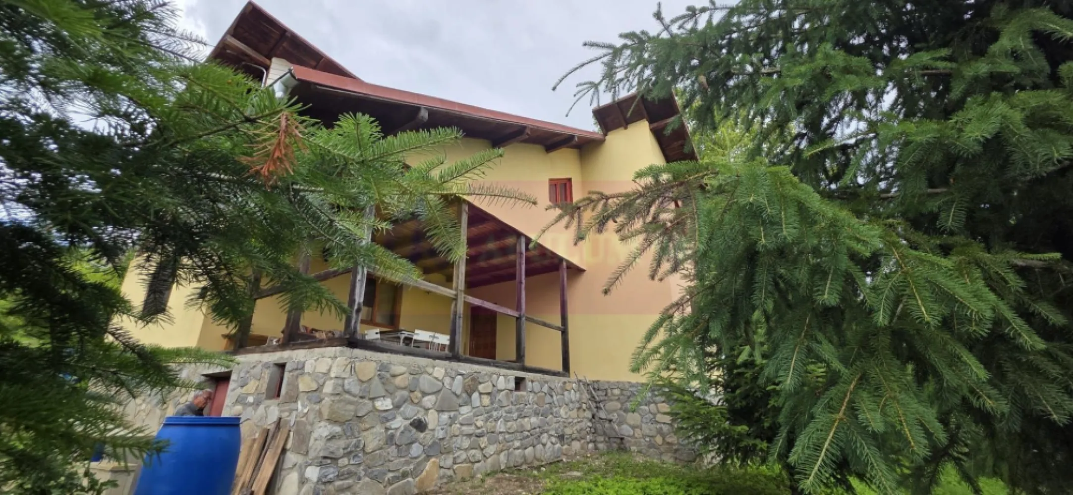 Cabana cu 5 camere de vanzare in Provita - Cabană de lemn de vânzare în Provița – refugiu de liniște în mijlocul naturii | Teren 2.200 mp

Agenția Imobiliară Mervani vă propune spre vânzare o proprietate specială, situată într-un cadru natural deosebit, în localitatea Provița, ideală pentru cei care caută liniște, intimitate și apropierea de natură.

Cabana, construită în anul 2008, este amplasată pe un teren generos de 2.200 mp, împrejmuit, cu o priveliște superbă către pădure. Poziționarea retrasă, aerul curat și sunetul apei de munte creează atmosfera perfectă pentru relaxare.

Proprietatea are o suprafață utilă de aproximativ 180 mp și este structurată pe demisol, parter și etaj, oferind spații generoase și bine compartimentate.

Compartimentare:

Demisol:

 pivniță ideală pentru depozitare.

Parter:

 bucătărie;
 baie cu duș;
 cameră de zi primitoare cu șemineu – locul perfect pentru seri petrecute alături de familie și prieteni;
 dormitor;
 terasă generoasă cu vedere către natură.

Accesul către etaj se realizează pe o scară interioară din lemn, care completează atmosfera caldă și autentică a cabanei.

Etaj:

 3 dormitoare;
 baie;
 balcon cu priveliște spre zona verde din jur.

Construcția dispune de fundație din beton, structură din lemn, cu exterior tencuit. Tâmplăria interioară și exterioară este realizată din lemn, păstrând caracterul rustic al proprietății, iar acoperișul este prevăzut cu învelitoare din tablă zincată.

Curtea este amenajată pentru relaxare și petrecerea timpului liber, având:
- zonă de grătar;
- loc de luat masa în aer liber;
- mică amenajare cu cascadă;
- brazi care completează peisajul natural;
- spațiu pentru parcarea a 2-3 autoturisme.

Terenul este înclinat, oferind o perspectivă frumoasă asupra împrejurimilor și un plus de farmec montan.

Utilități:

 branșament la energie electrică;
 încălzirea se face cu lemne, sobe de teracotă și șemineu;
 fântână proprie cu hidrofor.

Accesul se realizează facil, pe drum asfaltat până în fața proprietății. Peste drum curge un râu, iar priveliștea către pădure transformă această cabană într-un loc ideal pentru cei care își doresc o evadare din agitația orașului.

Zona este foarte liniștită, cu puține locuințe în apropiere, păstrând farmecul unei proprietăți retrase, autentice, aproape de natură.

O cabană potrivită atât ca locuință de vacanță pentru familie, cât și ca investiție pentru turism rural sau închiriere în regim de relaxare.

Mervani Imobiliare – Transformăm proprietățile în povești.
0729 935 536