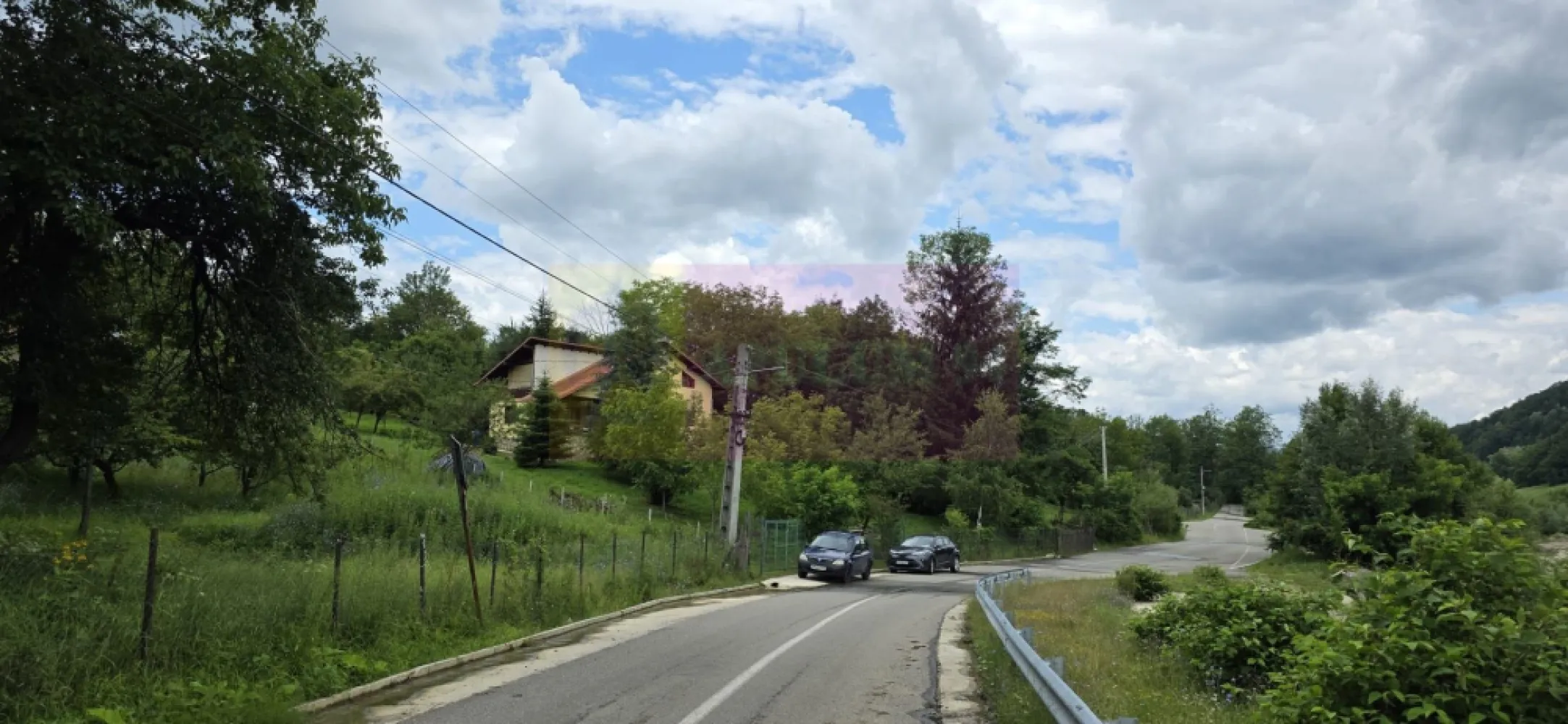 Cabana cu 5 camere de vanzare in Provita - Cabană de lemn de vânzare în Provița – refugiu de liniște în mijlocul naturii | Teren 2.200 mp

Agenția Imobiliară Mervani vă propune spre vânzare o proprietate specială, situată într-un cadru natural deosebit, în localitatea Provița, ideală pentru cei care caută liniște, intimitate și apropierea de natură.

Cabana, construită în anul 2008, este amplasată pe un teren generos de 2.200 mp, împrejmuit, cu o priveliște superbă către pădure. Poziționarea retrasă, aerul curat și sunetul apei de munte creează atmosfera perfectă pentru relaxare.

Proprietatea are o suprafață utilă de aproximativ 180 mp și este structurată pe demisol, parter și etaj, oferind spații generoase și bine compartimentate.

Compartimentare:

Demisol:

 pivniță ideală pentru depozitare.

Parter:

 bucătărie;
 baie cu duș;
 cameră de zi primitoare cu șemineu – locul perfect pentru seri petrecute alături de familie și prieteni;
 dormitor;
 terasă generoasă cu vedere către natură.

Accesul către etaj se realizează pe o scară interioară din lemn, care completează atmosfera caldă și autentică a cabanei.

Etaj:

 3 dormitoare;
 baie;
 balcon cu priveliște spre zona verde din jur.

Construcția dispune de fundație din beton, structură din lemn, cu exterior tencuit. Tâmplăria interioară și exterioară este realizată din lemn, păstrând caracterul rustic al proprietății, iar acoperișul este prevăzut cu învelitoare din tablă zincată.

Curtea este amenajată pentru relaxare și petrecerea timpului liber, având:
- zonă de grătar;
- loc de luat masa în aer liber;
- mică amenajare cu cascadă;
- brazi care completează peisajul natural;
- spațiu pentru parcarea a 2-3 autoturisme.

Terenul este înclinat, oferind o perspectivă frumoasă asupra împrejurimilor și un plus de farmec montan.

Utilități:

 branșament la energie electrică;
 încălzirea se face cu lemne, sobe de teracotă și șemineu;
 fântână proprie cu hidrofor.

Accesul se realizează facil, pe drum asfaltat până în fața proprietății. Peste drum curge un râu, iar priveliștea către pădure transformă această cabană într-un loc ideal pentru cei care își doresc o evadare din agitația orașului.

Zona este foarte liniștită, cu puține locuințe în apropiere, păstrând farmecul unei proprietăți retrase, autentice, aproape de natură.

O cabană potrivită atât ca locuință de vacanță pentru familie, cât și ca investiție pentru turism rural sau închiriere în regim de relaxare.

Mervani Imobiliare – Transformăm proprietățile în povești.
0729 935 536