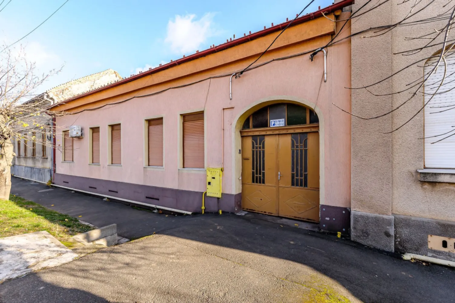 Locuință spațioasă cu grădină mare, în Aradul Nou, calea Timișorii - Cauți o locuință unde să te bucuri de liniște, spațiu și natură, fără să te îndepărtezi de oraș? Această proprietate spațioasă din Aradul Nou – Calea Timișorii îmbină perfect confortul urban cu farmecul unei grădini private. Se vinde o locuință complet separată dintr-o clădire cu două unități, care împart doar calea de acces sub poarta uscata. Detalii principale: Suprafață utilă: cca 260 mp Teren total 2489 mp, din care 1.044 mp revine acestei locuințe Grădină și livadă cu pomi fructiferi – locul perfect pentru relaxare și joacă Curte spațioasă, ideală pentru familie și activități în aer liber Zonă dorită – Aradul Nou, cu acces rapid către centru, școli și magazine Bucurăte de grădină, spațiu liber și serile petrecute cu familia sub pomii înverziți. E genul de locuință care te face să simți că ai găsit, în sfârșit, acasă. 📞 Contact: Andrei Caracioni telefon 0757 662 907 📅 Programează o vizionare și descoperă o proprietate care îți oferă mai mult decât un spațiu, îți oferă un stil de viață. Cod proprietate: CP2804065 }}