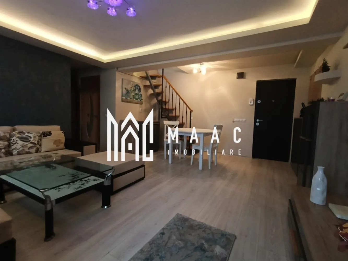 Apartament 3 camere | Valea Aurie | Mansardă | Spațios - MAAC-Imobiliare vă propune spre închiriere un apartament cu 3 camere, pe 2 nivele, la mansardă, complet mobilat și utilat, 86 mp utili, cu bucătăria închisă. Compartimentare: La parter: living, bucătărie, baie. La etaj: 1 dormitor si un living,canapea ,dressing mare,spații de depozitare generoase în ambele camere. Apartamentul este izolat termic ce constituie un avantaj la costurile întreținerii, se află în zona Valea Aurie ,o zona foarte liniștită și sigură, aproape de facilitati precum magazine,supermarket-uri,Profi,Mega Image, transport în comun 1 min până la autobuz, 5 min până la Parcul Sub Arini și Zoo. Dispune de parcare publica generoasa. Condiții: se caută chiriaș pe termen lung, fără animale de companie, se acceptă și studenți,se percepe garanție în cuantumul unei chirii. Pentru mai multe detalii sau pentru programarea unei vizionări, vă rugăm să specificați ID-ul anunțului: CP2835363 }}