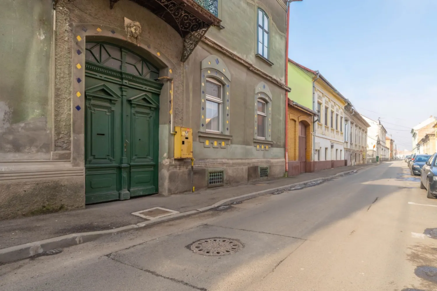 Apartament central la casă, spațios, ideal pentru familie numeroasă. - Vă oferim un apartament care să ofere spațiu real, intimitate și posibilitatea de a-l amenaja exact așa cum îți dorești? Arad, strada Emanoil Gojdu, zona Pieței Catedralei Această proprietate este gândită pentru familii care vor mai mult decât un apartament standard. Apartamentul dispune de 4 camere bine proporționate, dintre care 2 dormitoare, fiecare cu anticameră proprie, oferind funcționalitate și confort pentru întreaga familie. Bucătăria este spațioasă și are ieșire directă către o terasă cu grădină mică, un avantaj rar, perfect pentru relaxare, joacă sau mese în aer liber. ✔ spațiu amplu, rar întâlnit în apartamente (suprafața interioară de 122 mp utili) ✔ compartimentare practică, ideală pentru familii cu copii ✔ acces la grădină proprie ✔ posibilitate de amenajare după propriul gust ✔ zonă accesibilă, cu vecini de calitate ✔ calorifere cu centrală proprie pe gaz ✔ ferestre PVC Este genul de locuință care îți permite să creezi „acasă”, nu doar să te muți. 📞 Pentru detalii complete și programarea unei vizionări, contactează-mă: Andrei Caracioni – consultant imobiliar Acasa Arad 📱 0757 662 907 Nu dispui de toată suma? Te ajutăm noi gratuit! Îți obținem oferte de la 16 bănci. Birou: ACASĂ | Agenție imobiliară Arad Bulevardul Decebal 2, Arad 310133 Cod proprietate: CP2796533 }}