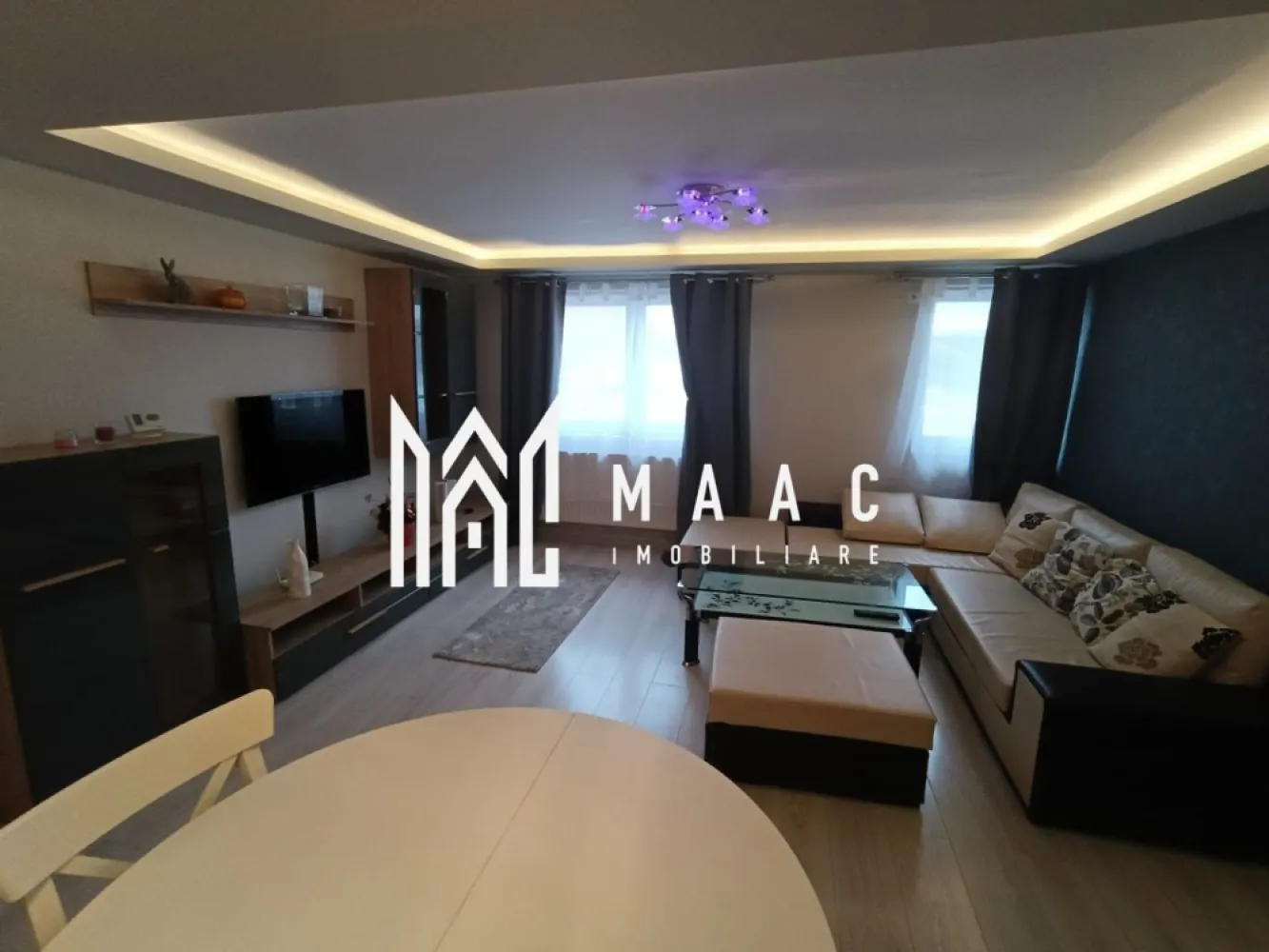 Apartament 3 camere | Valea Aurie | Mansardă | Spațios - MAAC-Imobiliare vă propune spre închiriere un apartament cu 3 camere, pe 2 nivele, la mansardă, complet mobilat și utilat, 86 mp utili, cu bucătăria închisă. Compartimentare: La parter: living, bucătărie, baie. La etaj: 1 dormitor si un living,canapea ,dressing mare,spații de depozitare generoase în ambele camere. Apartamentul este izolat termic ce constituie un avantaj la costurile întreținerii, se află în zona Valea Aurie ,o zona foarte liniștită și sigură, aproape de facilitati precum magazine,supermarket-uri,Profi,Mega Image, transport în comun 1 min până la autobuz, 5 min până la Parcul Sub Arini și Zoo. Dispune de parcare publica generoasa. Condiții: se caută chiriaș pe termen lung, fără animale de companie, se acceptă și studenți,se percepe garanție în cuantumul unei chirii. Pentru mai multe detalii sau pentru programarea unei vizionări, vă rugăm să specificați ID-ul anunțului: CP2835363 }}