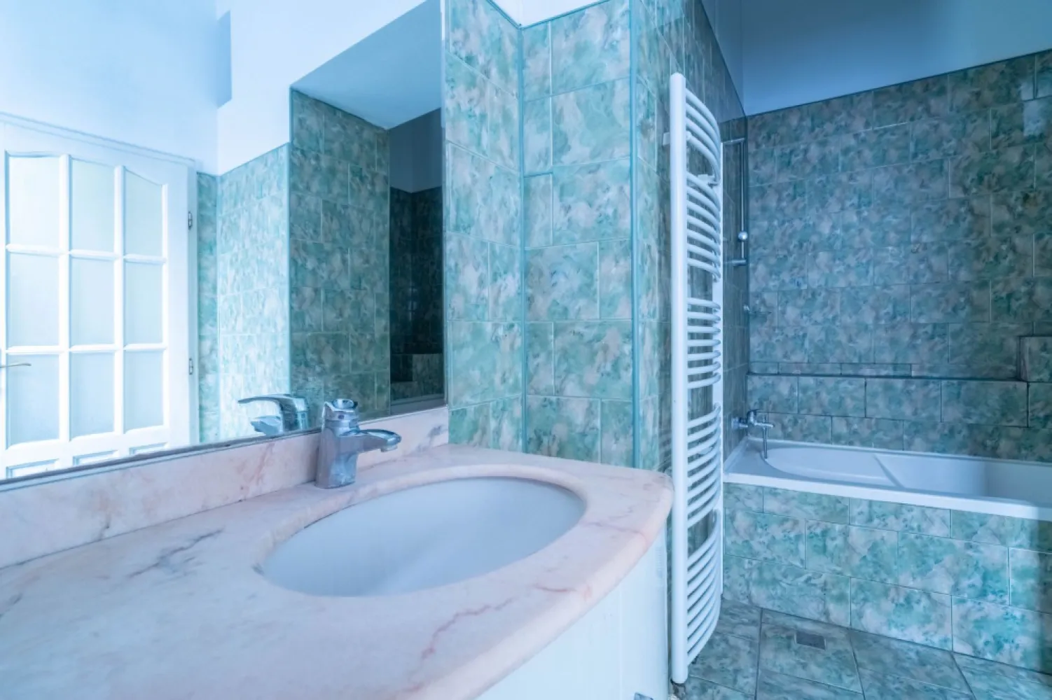 Apartament central la casă, spațios, ideal pentru familie numeroasă.