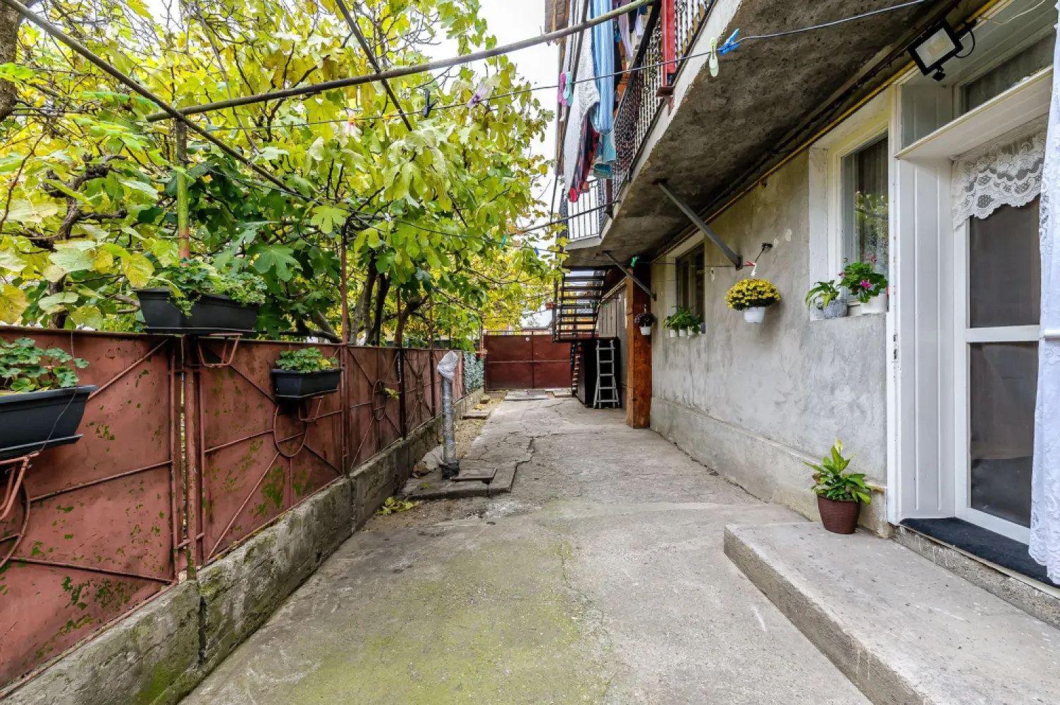 Locuință pentru familie mare apartament la casă, cu teren, Bujac. - Cauți o locuință spațioasă pentru familia ta, dar bugetul nu îți permite o casă individuală? Acest apartament de 6 camere situat într-o casă în Bujac, strada Progresului, îți oferă exact echilibrul perfect între confortul unei case și prețul unui apartament. Proprietatea beneficiază de 363 mp de teren din totalul de 508 mp, suficient pentru a crea o zonă de relaxare, loc de joacă pentru copii sau chiar o mică grădină de familie. Atmosfera este una liniștită, ideală pentru o familie mare. În curte există un singur vecin (apartamentul de la mansardă, complet separat), iar spațiul tău îți oferă intimitate, libertate și posibilitatea de amenajare după bunul plac. Apartamentul este racordat la gaze naturale, cu încălzire prin sobe de teracotă, iar anexele din spate pot fi transformate într-un spațiu util sau recreativ. Prețul este mai mult decât corect, doar 675 €/mp util, la care se adaugă terenul! 📞 Contact: Andrei Caracioni Telefon 0757 662 907 Programează o vizionare și descoperă cum poți oferi familiei tale o casă adevărată, fără a depăși bugetul! Cod proprietate: CP2773005