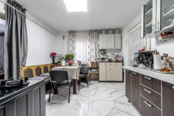 Locuință pentru familie mare apartament la casă, cu teren, Bujac.