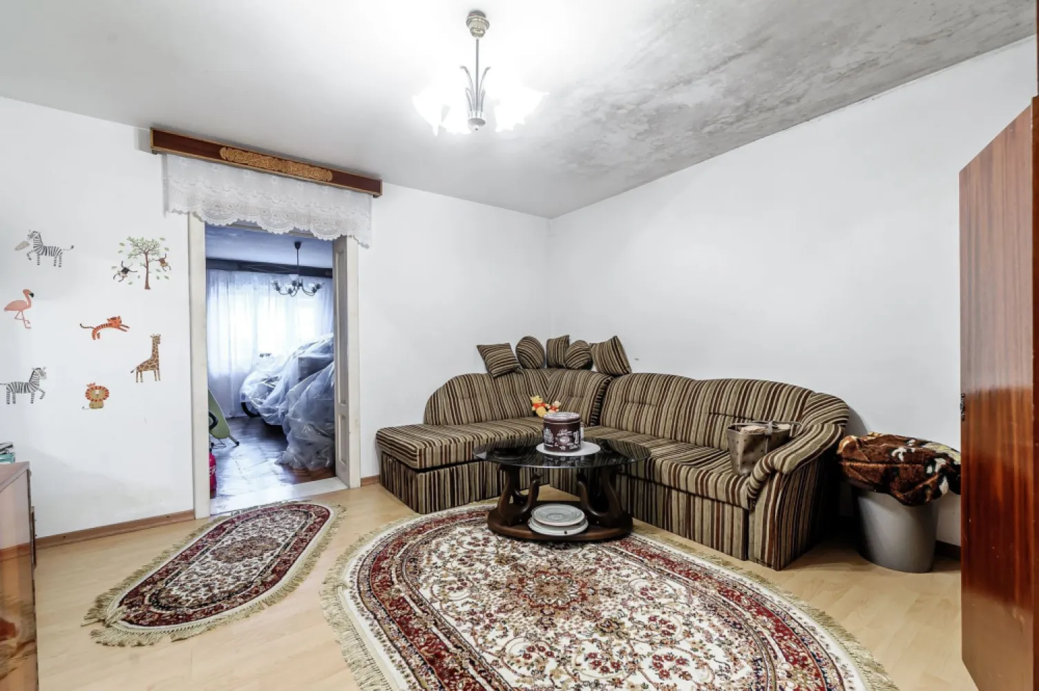 Locuință pentru familie mare apartament la casă, cu teren, Bujac.