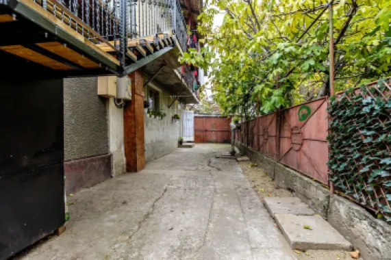 Locuință pentru familie mare apartament la casă, cu teren, Bujac.