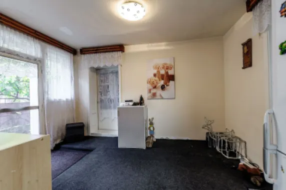 Locuință pentru familie mare apartament la casă, cu teren, Bujac.