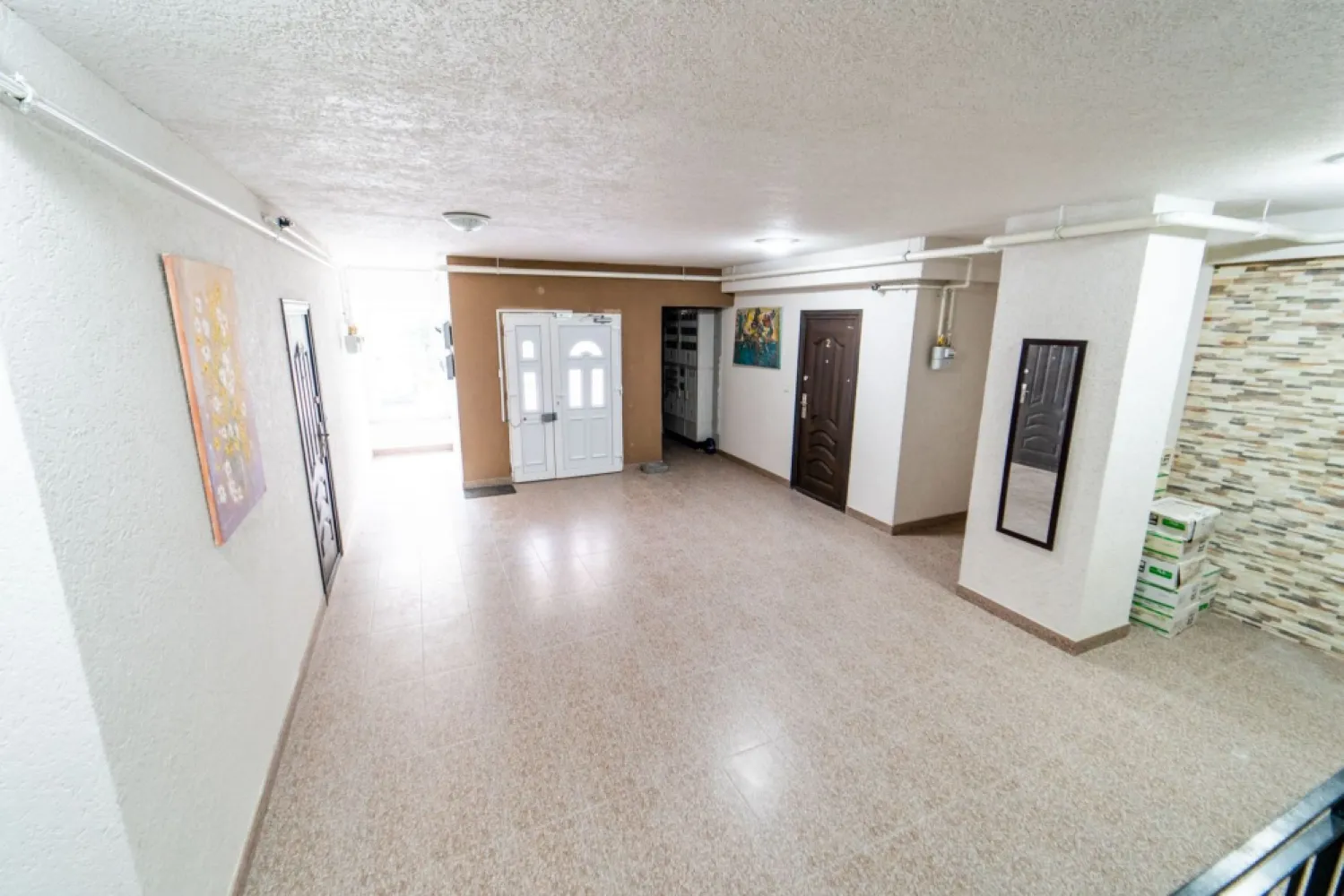 Apartament modern, pe str Tudor Vladimirescu Arad - Ești în căutarea unei proprietăți moderne, într-o zonă de top din Arad? Pe strada Tudor Vladimirescu, într-un bloc nou, propun spre vinzare un apartament cu un dormitor, complet mobilat și utilat, aflat la etajul 3 din 4. Apartamentul este compus din bucătărie spațioasă cu loc de luat masa și acces pe balcon, coridor cu locuri de depozitare, dormitor cu pat matrimonial, baie cu cadă si fereastră de aerisire. Totodată la subsol apartamentul deține o boxă de 7,5 mp. Proprietăți de acest tip apar extrem de rar la vânzare! Bucătăria spațioasă cu loc de luat masa, baia generoasă cu cadă și fereastră pentru aerisire naturală, Centrala pe gaz și aerul condiționat nou îți garantează confortul deplin. Totul este pregătit pentru a te muta imediat sau pentru a închiria cu venituri din prima zi. Programează acum o vizionare și descoperă de ce acest apartament este o alegere unică. Contact: Andrei Caracioni telefon 0757 662 907 Nu dispui de toată suma? Te ajutăm noi gratuit! Îți obținem oferte de la 16 bănci. Ai o proprietate de vânzare în Arad și vrei să știi cât valorează cu adevărat? Sună-mă pentru o evaluare gratuită, fără obligații. Birou: ACASĂ | Agenție imobiliară Arad Bulevardul Decebal 2, Arad 310133 Cod proprietate: CP2694988