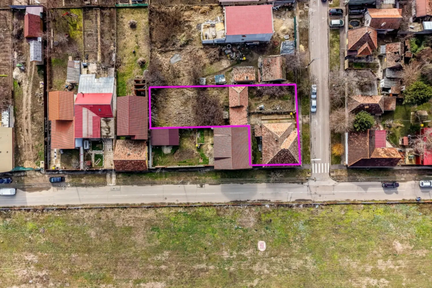 Casă de renovat cu 773 mp teren la preț de apartament - Casă modestă pentru cei care caută liniște, spațiu și libertatea de a-și amenaja locuința după propriul stil. Proprietatea este situată la marginea cartierului Bujac și reprezintă o alegere potrivită pentru o familie care își dorește casă pe teren propriu, nu apartament. Imobilul este construit din cărămidă și necesită renovare completă, oferind astfel posibilitatea de personalizare totală. Poziționarea pe colț asigură acces facil și deschidere amplă. Caracteristici principale: Teren: 773 mp Front stradal total: 40 m pe două străzi Construcție din cărămidă Posibilitate racordare gaz (la stradă) Zonă liniștită, aerisită Comision 0 la achizitie. Prețul este unul atractiv pentru suprafața oferită și poziționare, comparabil cu cel al unui apartament. 📞 Contact: 0757 662 907 Andrei Caracioni consultant imobiliar Acasa Arad. Nu dispui de toată suma? Te ajutăm noi gratuit! Îți obținem oferte de la 16 bănci. Birou: ACASĂ | Agenție imobiliară Arad Bulevardul Decebal 2, Arad 310133 Cod proprietate: CP2923594