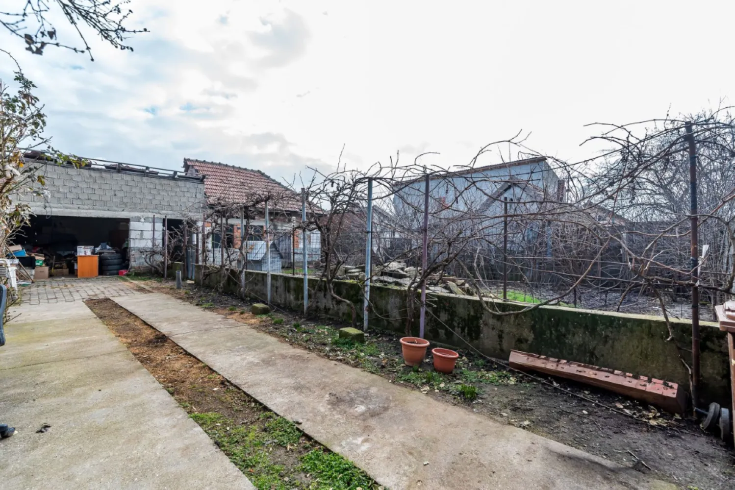 Casă de renovat cu 773 mp teren la preț de apartament - Casă modestă pentru cei care caută liniște, spațiu și libertatea de a-și amenaja locuința după propriul stil. Proprietatea este situată la marginea cartierului Bujac și reprezintă o alegere potrivită pentru o familie care își dorește casă pe teren propriu, nu apartament. Imobilul este construit din cărămidă și necesită renovare completă, oferind astfel posibilitatea de personalizare totală. Poziționarea pe colț asigură acces facil și deschidere amplă. Caracteristici principale: Teren: 773 mp Front stradal total: 40 m pe două străzi Construcție din cărămidă Posibilitate racordare gaz (la stradă) Zonă liniștită, aerisită Comision 0 la achizitie. Prețul este unul atractiv pentru suprafața oferită și poziționare, comparabil cu cel al unui apartament. 📞 Contact: 0757 662 907 Andrei Caracioni consultant imobiliar Acasa Arad. Nu dispui de toată suma? Te ajutăm noi gratuit! Îți obținem oferte de la 16 bănci. Birou: ACASĂ | Agenție imobiliară Arad Bulevardul Decebal 2, Arad 310133 Cod proprietate: CP2923594 }}