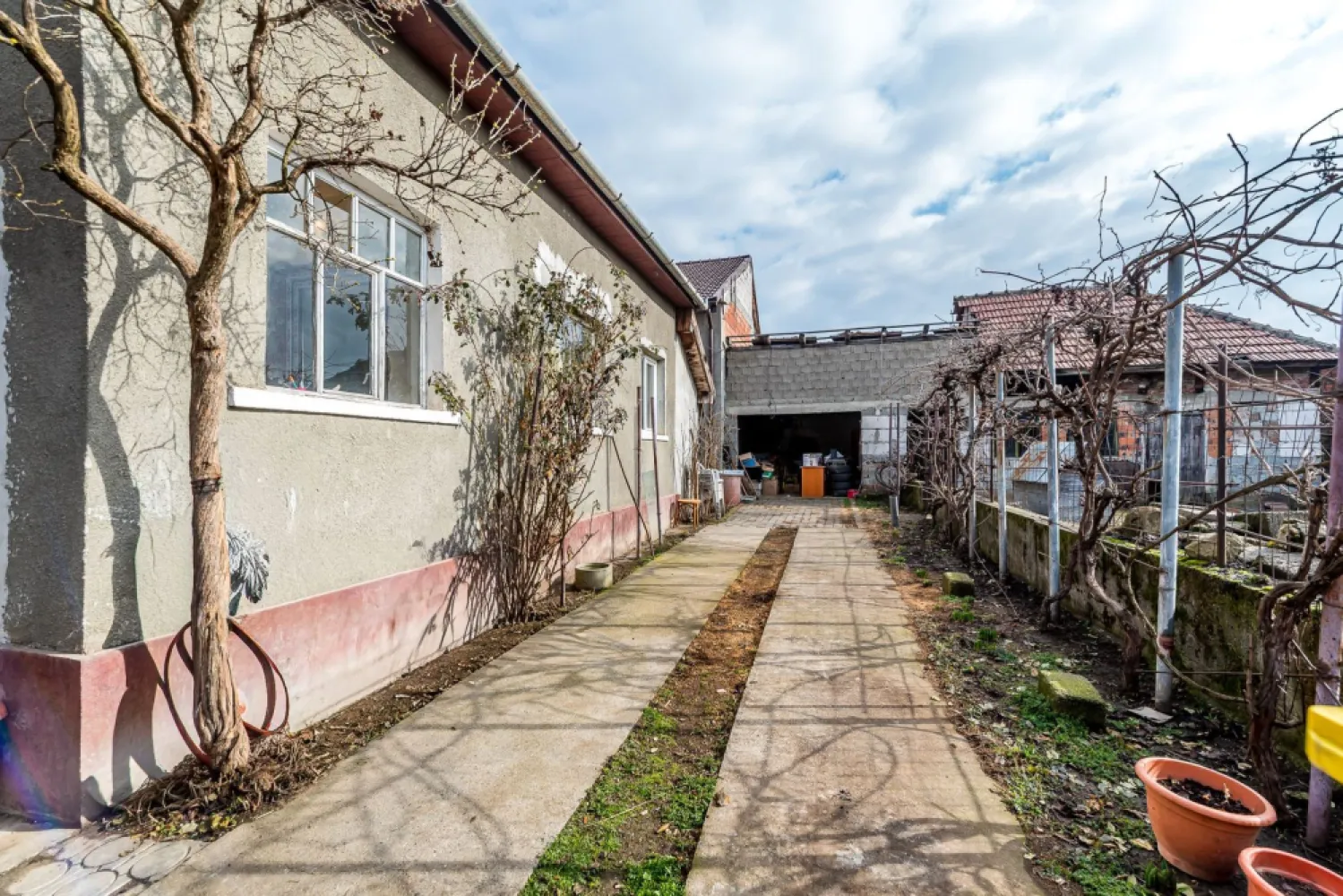 Casă de renovat cu 773 mp teren la preț de apartament - Casă modestă pentru cei care caută liniște, spațiu și libertatea de a-și amenaja locuința după propriul stil. Proprietatea este situată la marginea cartierului Bujac și reprezintă o alegere potrivită pentru o familie care își dorește casă pe teren propriu, nu apartament. Imobilul este construit din cărămidă și necesită renovare completă, oferind astfel posibilitatea de personalizare totală. Poziționarea pe colț asigură acces facil și deschidere amplă. Caracteristici principale: Teren: 773 mp Front stradal total: 40 m pe două străzi Construcție din cărămidă Posibilitate racordare gaz (la stradă) Zonă liniștită, aerisită Comision 0 la achizitie. Prețul este unul atractiv pentru suprafața oferită și poziționare, comparabil cu cel al unui apartament. 📞 Contact: 0757 662 907 Andrei Caracioni consultant imobiliar Acasa Arad. Nu dispui de toată suma? Te ajutăm noi gratuit! Îți obținem oferte de la 16 bănci. Birou: ACASĂ | Agenție imobiliară Arad Bulevardul Decebal 2, Arad 310133 Cod proprietate: CP2923594 }}