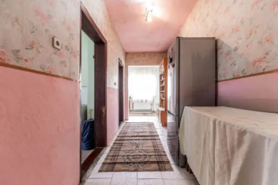 Casă de renovat cu 773 mp teren la preț de apartament