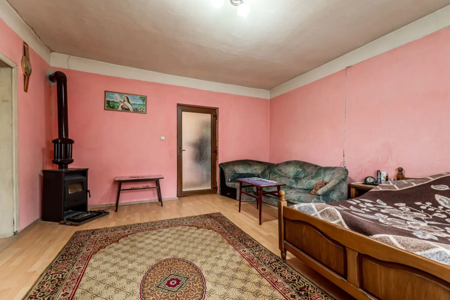 Casă de renovat cu 773 mp teren la preț de apartament