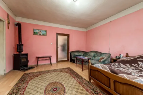 Casă de renovat cu 773 mp teren la preț de apartament