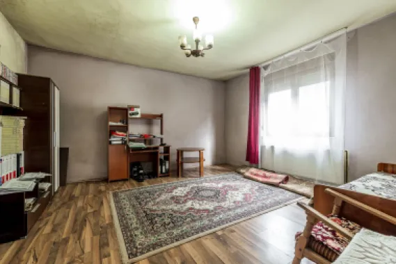 Casă de renovat cu 773 mp teren la preț de apartament