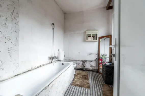 Casă de renovat cu 773 mp teren la preț de apartament