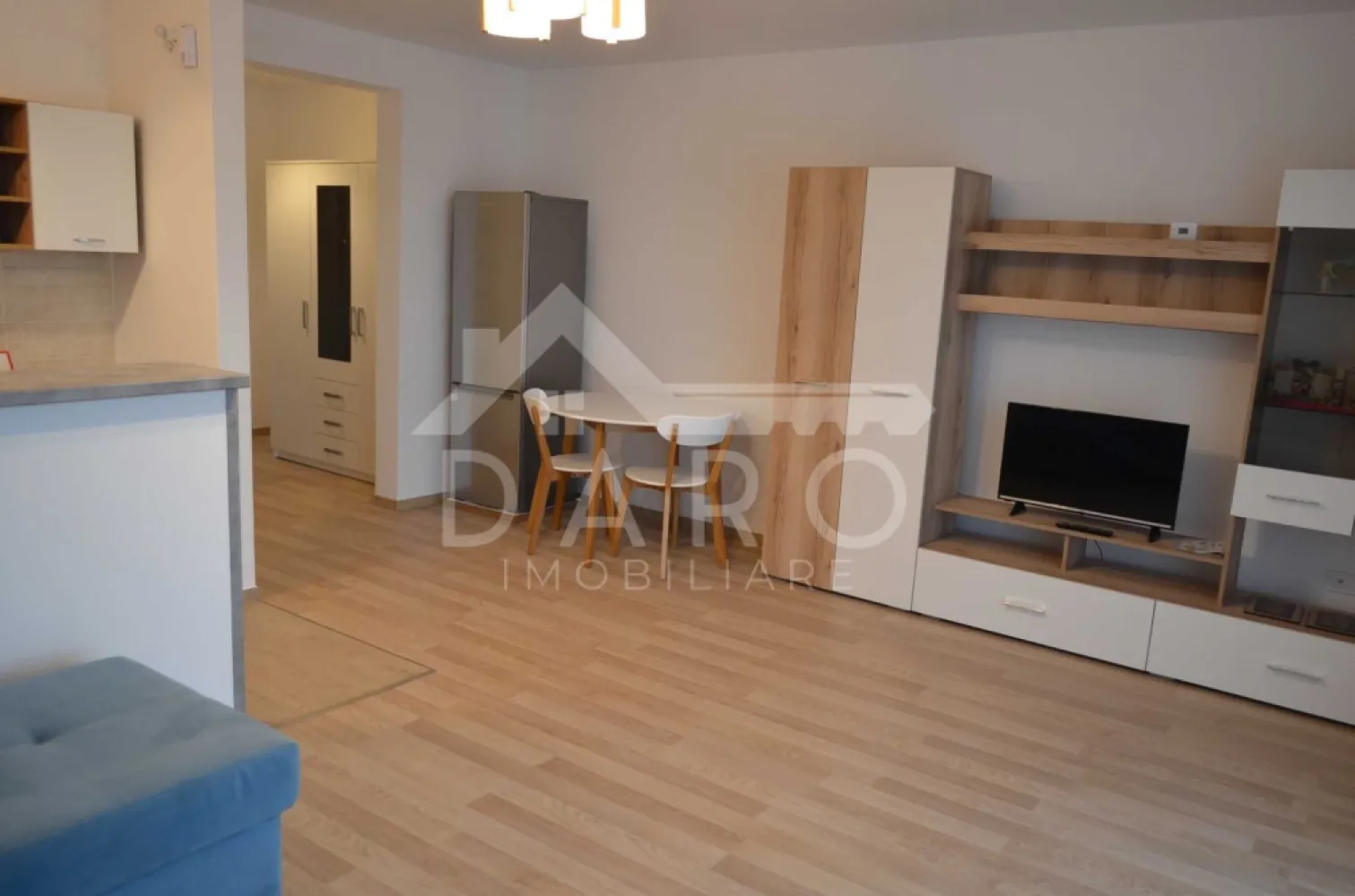 🏡 Apartament 1 cameră de închiriat – Green Residence | Tudor | 350 € - 🏡 Apartament 1 cameră de închiriat – Green Residence | Tudor | 350 €/lună Se oferă spre închiriere apartament nou cu 1 cameră, situat în complexul rezidențial Green Residence, cartierul Tudor, într-o zonă modernă și foarte căutată. 📐 Suprafață utilă: 40 mp ✔ loc de parcare privat inclus ✔ disponibil imediat ✔ ideal pentru o persoană sau un cuplu 💰 Chirie: 350 €/lună Compartimentare: ✔ cameră spațioasă open-space cu bucătăria ✔ baie ✔ hol ✔ terasă Dotări: ✔ centrală termică proprie ✔ geamuri termopan ✔ parchet, gresie, faianță ✔ televizor ✔ frigider ✔ plită și cuptor încorporat ✔ hotă ✔ mașină de spălat rufe Apartamentul este complet mobilat și utilat, fiind pregătit pentru mutare imediată. Avantaje locație: 📍 complex rezidențial modern 📍 zonă liniștită și apreciată 📍 aproape de magazine 📍 acces facil către mijloace de transport 🤝 Proprietate promovată prin DARO Imobiliare 📞 Detalii și vizionări: Coman Maria – DARO Imobiliare 📱 0749 535 729 🔑 DARO Imobiliare – găsim locuința potrivită.