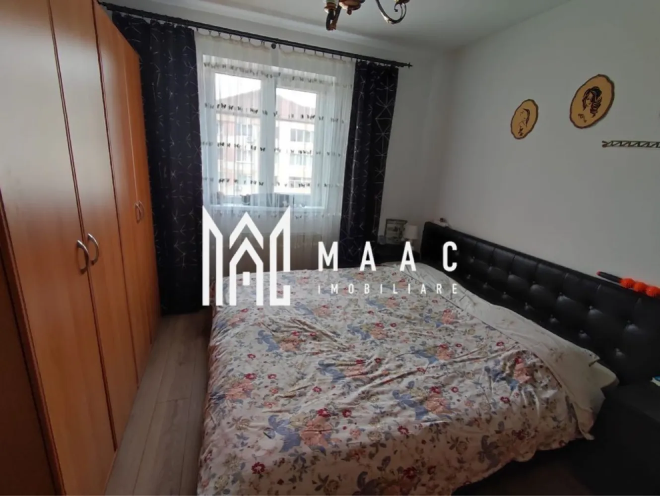 Apartament 3 Camere | Etaj 3 | Strand 1 - MAAC Imobiliare vă propune spre vânzare un apartament primitor cu 3 camere decomandate, situat în cartierul Ștrand I, una dintre cele mai căutate și apreciate zone rezidențiale din Sibiu. Locuința are o suprafață utilă de 58 mp și se remarcă printr-o compartimentare practică și eficientă, fiind potrivită atât pentru o familie, cât și pentru investiție în închiriere. Spațiile sunt luminoase și bine organizate, oferind confort și intimitate fiecărui membru al familiei. Apartamentul este amplasat într-un imobil construit din cărămidă, izolat termic, ceea ce asigură un confort sporit pe tot parcursul anului și costuri reduse la întreținere. Compartimentare 3 camere decomandate Bucătărie Baie Hol Spații bine optimizate pentru locuire eficientă Avantaje Zonă foarte bine cotată – Ștrand I Construcție solidă din cărămidă Imobil izolat termic Compartimentare ideală pentru familie Costuri reduse de întreținere Potrivit pentru locuire sau investiție Localizare Proprietatea este situată într-o zonă liniștită, cu acces rapid către: școli și grădinițe parcuri magazine și farmacii mijloace de transport în comun Totul se află la câteva minute distanță, oferind un stil de viață comod și echilibrat. Pentru mai multe detalii și programarea unei vizionări, vă rugăm să ne contactați menționând ID: CP2949781. }}