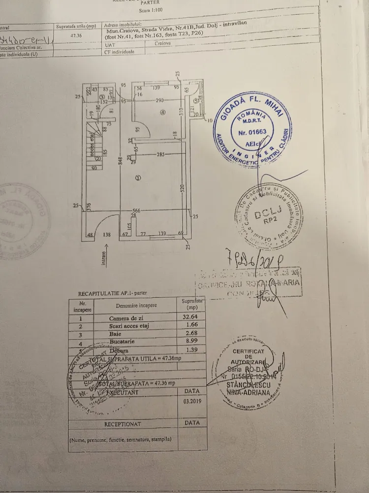 Vand casa cu 4 camere Lapus - Proprietar vând casă in Craiova, la 1km de Electroputere. Casă are o suprafață utila de 90mp dispusa pe 2 nivele si amplasata pe un teren de 300mp.La parter avem un living generos, o baie secundara(cu wc, chiuveta si cabina de dus) si o bucătărie complet echipata.La etaj avem 3 dormitoare si o baie cu cada si in plus si bideu.Casă este construcție 2020 renovata complet in 2024 la achiziție. Tot ce se afla in casa este achiziționat din 2024 si pana in prezent.Încălzirea este prin pardoseala pe ambele nivele.Geamurile sunt Salamander tripan cu 6 camere schimbat înainte de Paște.Casă beneficiază si de un sistem fotovoltaic de 8kw cu stocare de 10kw fiind suficient de mare cat sa suporte si o eventuala pompa de căldură/centrala electrica.Casă este amplasata in mijlocul curții având astfel spațiu de parcare pentru maxim 3 mașini in partea din fata si inca pe atât spațiu in spate pentru intimitate. (In fata preponderent pavele, in spate preponderent gazon).Casă se vinde complet mobilata si echipata (mai putin canapeaua din living pentru care inca plătim rate) pentru prețul de 250.000€ negociabil.