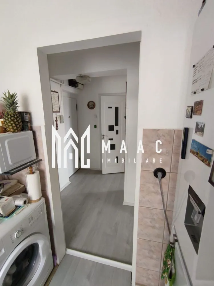 Apartament 3 Camere | Etaj 3 | Strand 1 - MAAC Imobiliare vă propune spre vânzare un apartament primitor cu 3 camere decomandate, situat în cartierul Ștrand I, una dintre cele mai căutate și apreciate zone rezidențiale din Sibiu. Locuința are o suprafață utilă de 58 mp și se remarcă printr-o compartimentare practică și eficientă, fiind potrivită atât pentru o familie, cât și pentru investiție în închiriere. Spațiile sunt luminoase și bine organizate, oferind confort și intimitate fiecărui membru al familiei. Apartamentul este amplasat într-un imobil construit din cărămidă, izolat termic, ceea ce asigură un confort sporit pe tot parcursul anului și costuri reduse la întreținere. Compartimentare 3 camere decomandate Bucătărie Baie Hol Spații bine optimizate pentru locuire eficientă Avantaje Zonă foarte bine cotată – Ștrand I Construcție solidă din cărămidă Imobil izolat termic Compartimentare ideală pentru familie Costuri reduse de întreținere Potrivit pentru locuire sau investiție Localizare Proprietatea este situată într-o zonă liniștită, cu acces rapid către: școli și grădinițe parcuri magazine și farmacii mijloace de transport în comun Totul se află la câteva minute distanță, oferind un stil de viață comod și echilibrat. Pentru mai multe detalii și programarea unei vizionări, vă rugăm să ne contactați menționând ID: CP2949781. }}