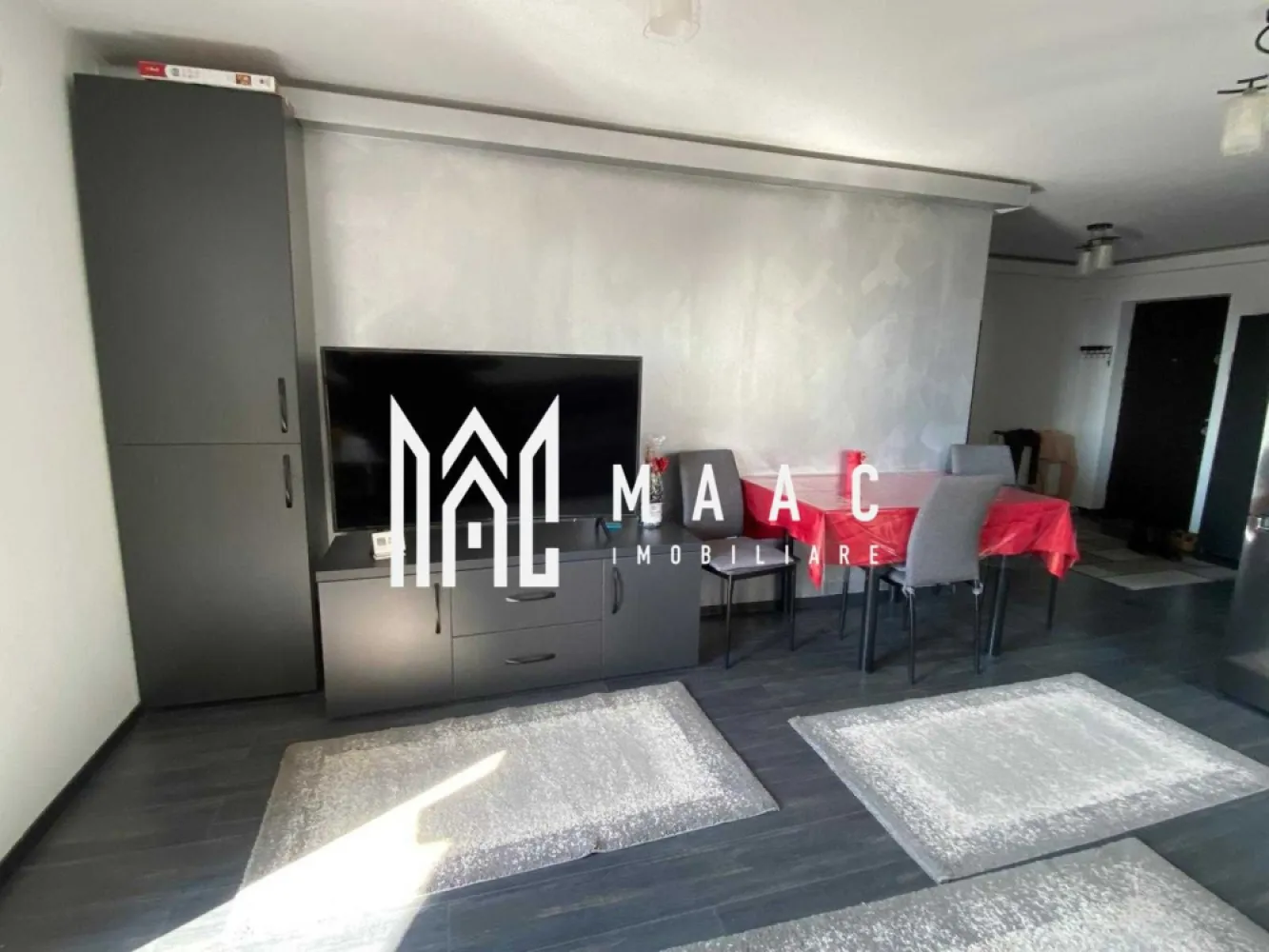 Apartament | 72 MP | 3 Camere | Balcon | Zona Pictor Brana - MAAC Imobiliare vă propune spre vânzare un apartament decomandat cu o suprafață utilă de 72 mp, conceput pentru a oferi confortul si liniștea de care aveți nevoie. Proprietatea se remarcă prin orientarea sa favorabilă spre SUD, ceea ce face ca toate camerele să fie inundate de lumină naturală. Balconul generos de 12 mp reprezintă punctul forte al locuinței, oferind o priveliște neobturată spre munți, pe care o puteți admira zilnic atât din living, cat si din dormitor. Un avantaj major îl reprezintă cele două locuri de parcare incluse. Caracteristici si Dotări: -compartimentare: decomandat -living spațios cu bucătărie de 26 mp -dormitor principal de 16 mp si al doilea dormitor de 14 mp -baie generoasa de 8 mp -hol de 8 mp -balcon de 12 mp cu acces dublu si vedere spre munti -orientare sudică pentru eficiență energetică și luminozitate Două spații de depozitare optimizate strategic Două locuri de parcare incluse în prețul de vânzare Amplasare retrasă într-un cadru liniștit, departe de traficul intens. Pentru programarea unei vizionări sau mai multe detalii contactați-ne și specificați codul proprietății: ID:CP2954447 }}