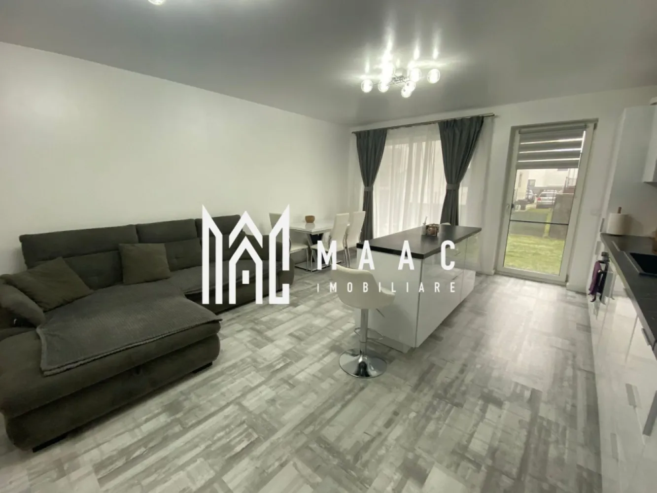 Apartament 3 camere |69 mpu| Curte generoasă – Șelimbăr - MAAC Imobiliare vă propune spre vânzare un apartament modern, situat la parter, în Șelimbăr, într-o zonă apreciată. Locuința are o suprafață utilă de 69 mp și este compartimentată decomandat. Unul dintre principalele avantaje ale proprietății este curtea generoasă, ideală pentru petrecerea timpului liber sau amenajarea unui spațiu verde privat. Apartamentul se vinde mobilat și utilat, fiind pregătit pentru mutare imediată. Se predă la cheie, cu finisaje moderne. Proprietatea este potrivită atât pentru locuință personală, cât și pentru investiție. Pentru mai multe detalii și programarea unei vizionări, vă rugăm să ne contactați menționând ID:CP2949104 }}