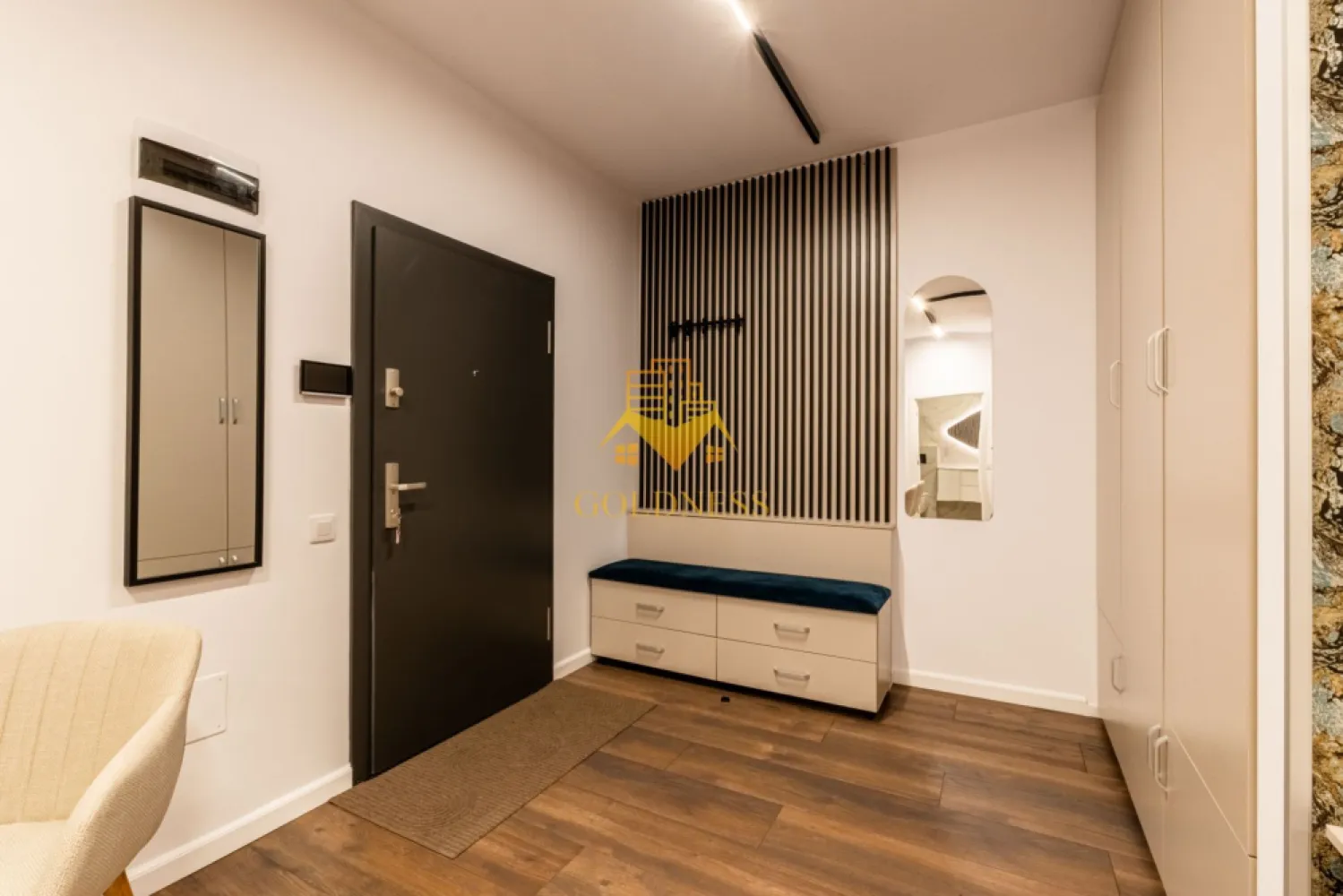 2 camere, bloc nou,parcare, Iris, Junior Zona Fabricii,LIDL,Elite City - GOLDNESS Imobiliare vă propune spre închiriere un apartament cu 2 camere complet mobilat și utilat, la Parter într-un imobil de 7 etaje, în Cartierul Iris. Dispune de loc de parcare subterana! Se află în apropierea stațiilor de transport în comun, magazine, restaurante, spații verzi, farmacii, etc. Apartamentul este compartimentat astfel: - dormitor cu pat matrimonial, dressing, noptiere - living cu bucatarie open space complet utilată și mobilată, canapea extensibilă, loc de servit masa - baie cu cada, calorifer port prosop și dulap pentru depozitare. - terasa de 14 mp. Imobilul este dotat cu toate cele necesare- centrală proprie, frigider, aragaz, hotă, mașină de spălat haine, etc. Dacă sunteți interesați de acest apartament și doriți să îl vizionați, dar și pentru alte oferte nu ezitați să ne contactați telefonic sau prin e-mail. Vă stăm la dispoziție! Pentru intermediere se percepe un comision de 50% din prețul chiriei! }}