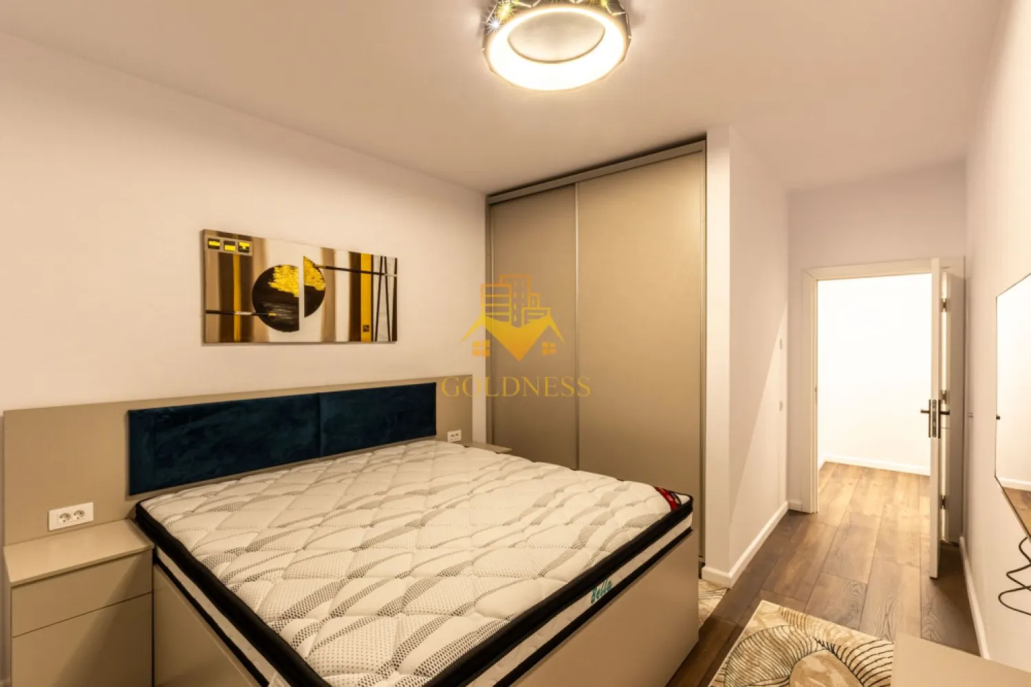 2 camere, bloc nou,parcare, Iris, Junior Zona Fabricii,LIDL,Elite City - GOLDNESS Imobiliare vă propune spre închiriere un apartament cu 2 camere complet mobilat și utilat, la Parter într-un imobil de 7 etaje, în Cartierul Iris. Dispune de loc de parcare subterana! Se află în apropierea stațiilor de transport în comun, magazine, restaurante, spații verzi, farmacii, etc. Apartamentul este compartimentat astfel: - dormitor cu pat matrimonial, dressing, noptiere - living cu bucatarie open space complet utilată și mobilată, canapea extensibilă, loc de servit masa - baie cu cada, calorifer port prosop și dulap pentru depozitare. - terasa de 14 mp. Imobilul este dotat cu toate cele necesare- centrală proprie, frigider, aragaz, hotă, mașină de spălat haine, etc. Dacă sunteți interesați de acest apartament și doriți să îl vizionați, dar și pentru alte oferte nu ezitați să ne contactați telefonic sau prin e-mail. Vă stăm la dispoziție! Pentru intermediere se percepe un comision de 50% din prețul chiriei! }}