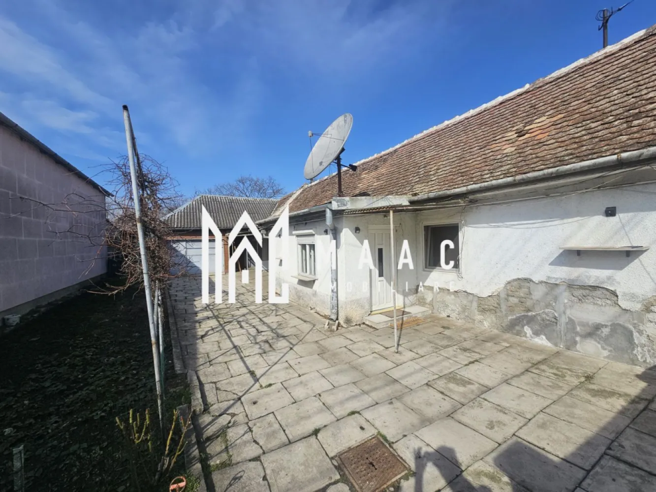 Casa individuala | Necesita renovare | Acces auto | Tiglari - MAAC Imobiliare vă propune spre vânzare o casă individuală, situată în zona Lacului Binder din Sibiu. Locuința este dispusă pe un singur nivel și este amplasată pe un teren de 241 mp, fiind potrivită pentru cei care își doresc o casă la curte într-o zonă liniștită, cu acces rapid către oraș. Casa are o suprafață construită la sol de 91 mp și este compartimentată astfel: 4 camere, bucătărie, hol și baie dotată cu cadă și geam pentru aerisire. În spatele curții este amenajat un garaj cu spații de depozitare, cu o suprafață de aproximativ 30 mp. Detalii proprietate: - Teren total: 241 mp - Amprentă casă: 91 mp - Garaj + spații depozitare: 30 mp - Curte liberă: aproximativ 120 mp - Deschidere la stradă: 11 m - Acces auto în curte Casa dispune de ferestre termopan cu tâmplărie PVC, însă necesită renovare și nu este izolată exterior, oferind posibilitatea de amenajare după preferințele noului proprietar. Proprietatea reprezintă o opțiune potrivită atât pentru locuință, cât și pentru investiție, datorită poziționării în apropierea Lacului Binder. Pentru mai multe detalii sau programarea unei vizionări, vă stăm la dispoziție. ID: CP2953775. }}