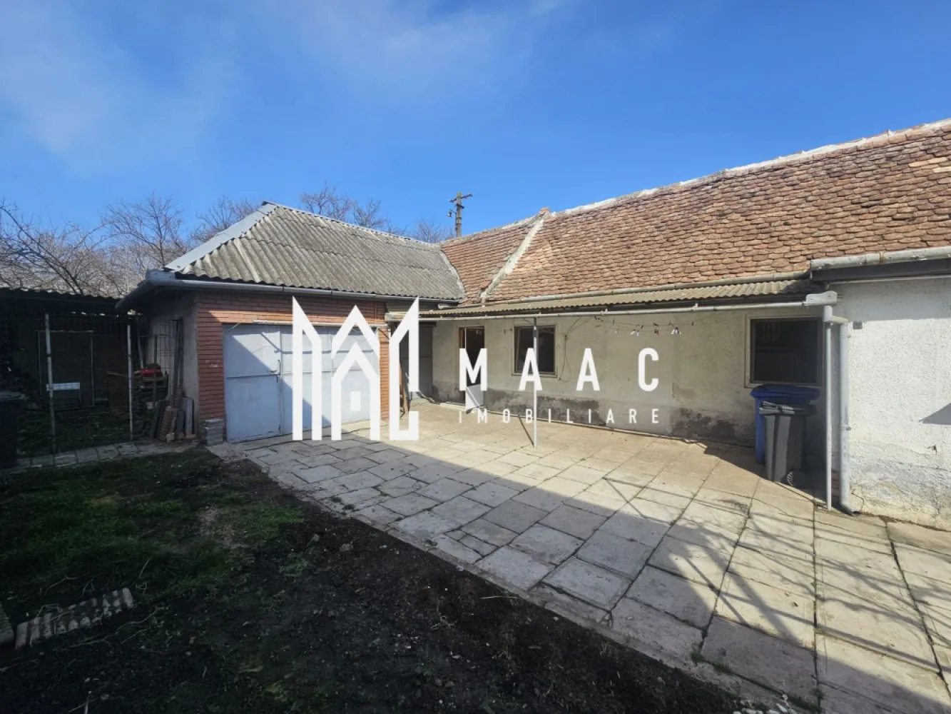 Casa individuala | Necesita renovare | Acces auto | Tiglari - MAAC Imobiliare vă propune spre vânzare o casă individuală, situată în zona Lacului Binder din Sibiu. Locuința este dispusă pe un singur nivel și este amplasată pe un teren de 241 mp, fiind potrivită pentru cei care își doresc o casă la curte într-o zonă liniștită, cu acces rapid către oraș. Casa are o suprafață construită la sol de 91 mp și este compartimentată astfel: 4 camere, bucătărie, hol și baie dotată cu cadă și geam pentru aerisire. În spatele curții este amenajat un garaj cu spații de depozitare, cu o suprafață de aproximativ 30 mp. Detalii proprietate: - Teren total: 241 mp - Amprentă casă: 91 mp - Garaj + spații depozitare: 30 mp - Curte liberă: aproximativ 120 mp - Deschidere la stradă: 11 m - Acces auto în curte Casa dispune de ferestre termopan cu tâmplărie PVC, însă necesită renovare și nu este izolată exterior, oferind posibilitatea de amenajare după preferințele noului proprietar. Proprietatea reprezintă o opțiune potrivită atât pentru locuință, cât și pentru investiție, datorită poziționării în apropierea Lacului Binder. Pentru mai multe detalii sau programarea unei vizionări, vă stăm la dispoziție. ID: CP2953775. }}