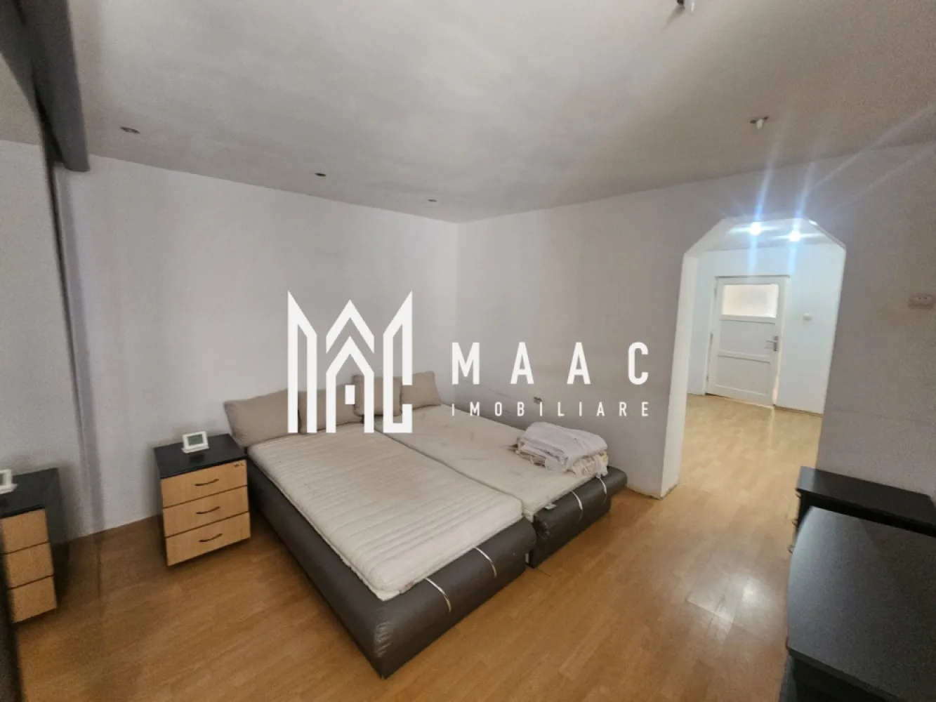 Casa individuala | Necesita renovare | Acces auto | Tiglari - MAAC Imobiliare vă propune spre vânzare o casă individuală, situată în zona Lacului Binder din Sibiu. Locuința este dispusă pe un singur nivel și este amplasată pe un teren de 241 mp, fiind potrivită pentru cei care își doresc o casă la curte într-o zonă liniștită, cu acces rapid către oraș. Casa are o suprafață construită la sol de 91 mp și este compartimentată astfel: 4 camere, bucătărie, hol și baie dotată cu cadă și geam pentru aerisire. În spatele curții este amenajat un garaj cu spații de depozitare, cu o suprafață de aproximativ 30 mp. Detalii proprietate: - Teren total: 241 mp - Amprentă casă: 91 mp - Garaj + spații depozitare: 30 mp - Curte liberă: aproximativ 120 mp - Deschidere la stradă: 11 m - Acces auto în curte Casa dispune de ferestre termopan cu tâmplărie PVC, însă necesită renovare și nu este izolată exterior, oferind posibilitatea de amenajare după preferințele noului proprietar. Proprietatea reprezintă o opțiune potrivită atât pentru locuință, cât și pentru investiție, datorită poziționării în apropierea Lacului Binder. Pentru mai multe detalii sau programarea unei vizionări, vă stăm la dispoziție. ID: CP2953775. }}