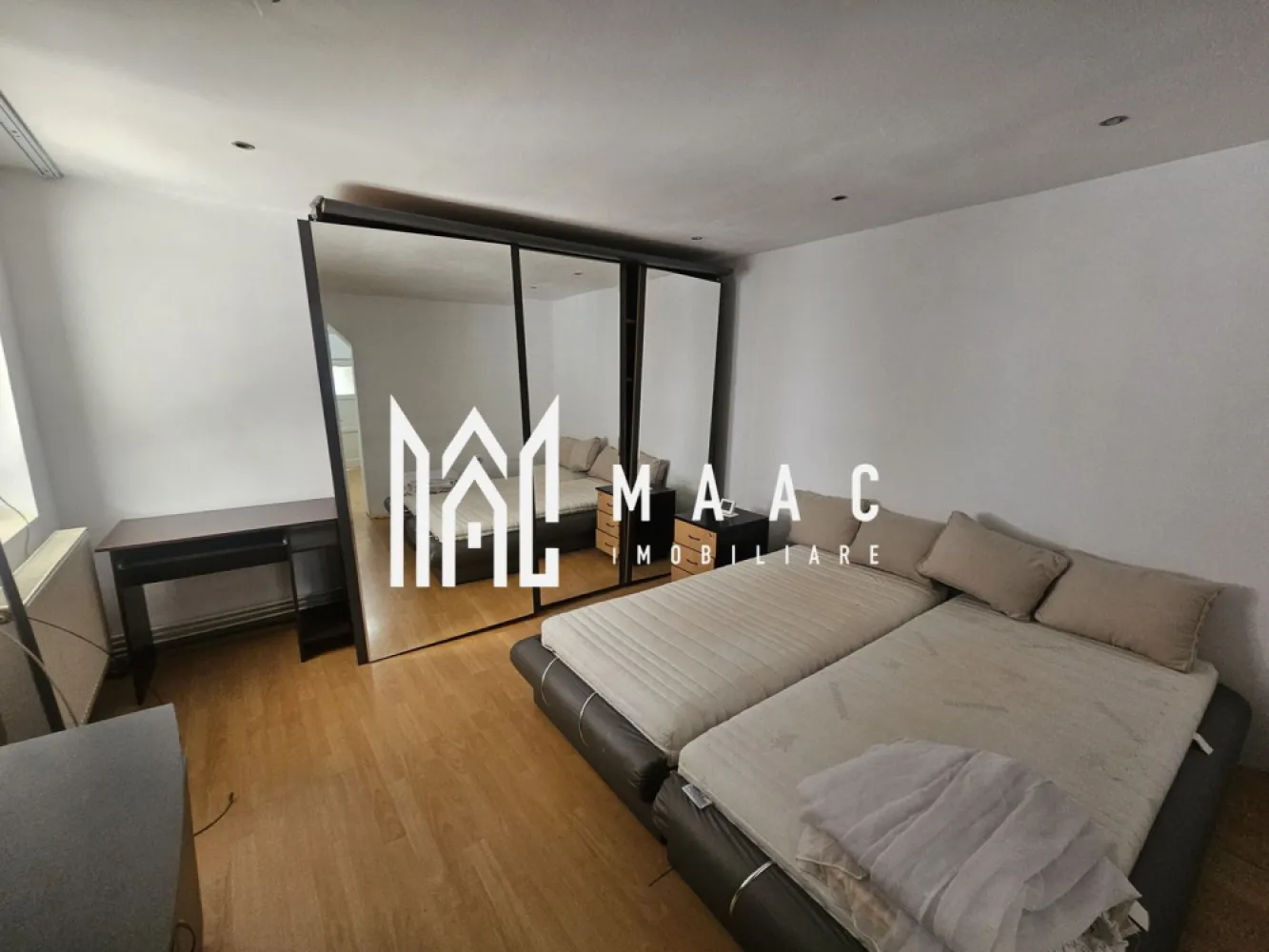 Casa individuala | Necesita renovare | Acces auto | Tiglari - MAAC Imobiliare vă propune spre vânzare o casă individuală, situată în zona Lacului Binder din Sibiu. Locuința este dispusă pe un singur nivel și este amplasată pe un teren de 241 mp, fiind potrivită pentru cei care își doresc o casă la curte într-o zonă liniștită, cu acces rapid către oraș. Casa are o suprafață construită la sol de 91 mp și este compartimentată astfel: 4 camere, bucătărie, hol și baie dotată cu cadă și geam pentru aerisire. În spatele curții este amenajat un garaj cu spații de depozitare, cu o suprafață de aproximativ 30 mp. Detalii proprietate: - Teren total: 241 mp - Amprentă casă: 91 mp - Garaj + spații depozitare: 30 mp - Curte liberă: aproximativ 120 mp - Deschidere la stradă: 11 m - Acces auto în curte Casa dispune de ferestre termopan cu tâmplărie PVC, însă necesită renovare și nu este izolată exterior, oferind posibilitatea de amenajare după preferințele noului proprietar. Proprietatea reprezintă o opțiune potrivită atât pentru locuință, cât și pentru investiție, datorită poziționării în apropierea Lacului Binder. Pentru mai multe detalii sau programarea unei vizionări, vă stăm la dispoziție. ID: CP2953775. }}