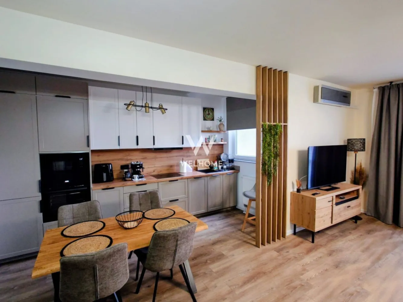 Apartament cu 2 camere, de lux, de inchiriat zona Rahovei, Sibiu - Descoperă un apartament deosebit, disponibil pentru prima închiriere, situat într-un bloc nou cu lift, la etajul 7, în una dintre cele mai căutate zone din Sibiu – Rahovei. Cu o suprafață utilă de 60 mp, locuința impresionează prin designul modern, finisajele premium și atmosfera elegantă, fiind ideală pentru cei care își doresc confort, stil și o priveliște spectaculoasă asupra orașului. Apartamentul este compartimentat inteligent și oferă două camere spațioase, cu living generos și bucătărie open-space, concepute pentru a crea un spațiu aerisit și primitor. Amenajarea este realizata la nivel de lux, cu mobilier modern, electrocasnice de ultimă generație și finisaje de calitate superioară, fiecare detaliu fiind gândit pentru a oferi un stil de viață confortabil și rafinat. Unul dintre marile avantaje ale locuinței este vederea splendidă asupra orașului, care poate fi admirată zilnic de la înălțimea etajului 7, oferind un sentiment de liniște și relaxare, departe de agitația urbană. Zona Rahovei este recunoscută pentru accesibilitatea și facilitățile sale multiple. În imediata apropiere se regăsesc centre comerciale, supermarketuri, restaurante, cafenele, farmacii, școli și grădinițe, precum și mijloace de transport în comun care asigură legături rapide către toate punctele importante ale orașului. De asemenea, zona oferă numeroase oportunități pentru petrecerea timpului liber, parcuri și spații de recreere, fiind ideală atât pentru profesioniști, cât și pentru cupluri sau familii tinere. Acest apartament reprezintă o combinație perfectă între confort, eleganță și o locație excelentă, fiind alegerea ideală pentru cei care își doresc un stil de viață modern într-unul dintre cele mai dinamice cartiere ale Sibiului. Pret 700 euro, negociabil Detalii si vizionare: 0740066818, Cristina }}
