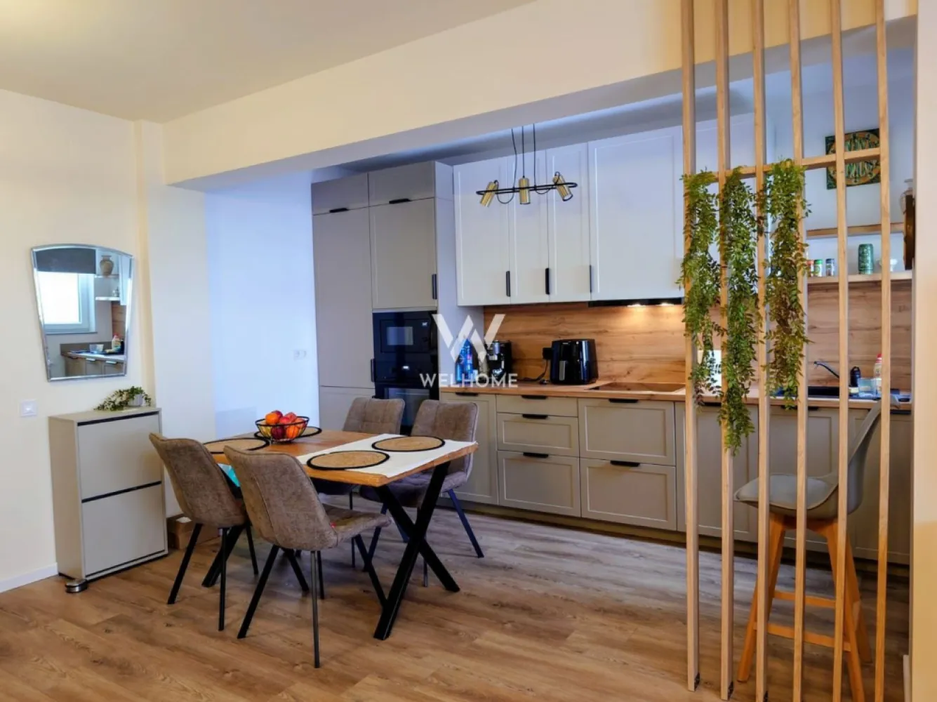 Apartament cu 2 camere, de lux, de inchiriat zona Rahovei, Sibiu - Descoperă un apartament deosebit, disponibil pentru prima închiriere, situat într-un bloc nou cu lift, la etajul 7, în una dintre cele mai căutate zone din Sibiu – Rahovei. Cu o suprafață utilă de 60 mp, locuința impresionează prin designul modern, finisajele premium și atmosfera elegantă, fiind ideală pentru cei care își doresc confort, stil și o priveliște spectaculoasă asupra orașului. Apartamentul este compartimentat inteligent și oferă două camere spațioase, cu living generos și bucătărie open-space, concepute pentru a crea un spațiu aerisit și primitor. Amenajarea este realizata la nivel de lux, cu mobilier modern, electrocasnice de ultimă generație și finisaje de calitate superioară, fiecare detaliu fiind gândit pentru a oferi un stil de viață confortabil și rafinat. Unul dintre marile avantaje ale locuinței este vederea splendidă asupra orașului, care poate fi admirată zilnic de la înălțimea etajului 7, oferind un sentiment de liniște și relaxare, departe de agitația urbană. Zona Rahovei este recunoscută pentru accesibilitatea și facilitățile sale multiple. În imediata apropiere se regăsesc centre comerciale, supermarketuri, restaurante, cafenele, farmacii, școli și grădinițe, precum și mijloace de transport în comun care asigură legături rapide către toate punctele importante ale orașului. De asemenea, zona oferă numeroase oportunități pentru petrecerea timpului liber, parcuri și spații de recreere, fiind ideală atât pentru profesioniști, cât și pentru cupluri sau familii tinere. Acest apartament reprezintă o combinație perfectă între confort, eleganță și o locație excelentă, fiind alegerea ideală pentru cei care își doresc un stil de viață modern într-unul dintre cele mai dinamice cartiere ale Sibiului. Pret 700 euro, negociabil Detalii si vizionare: 0740066818, Cristina }}