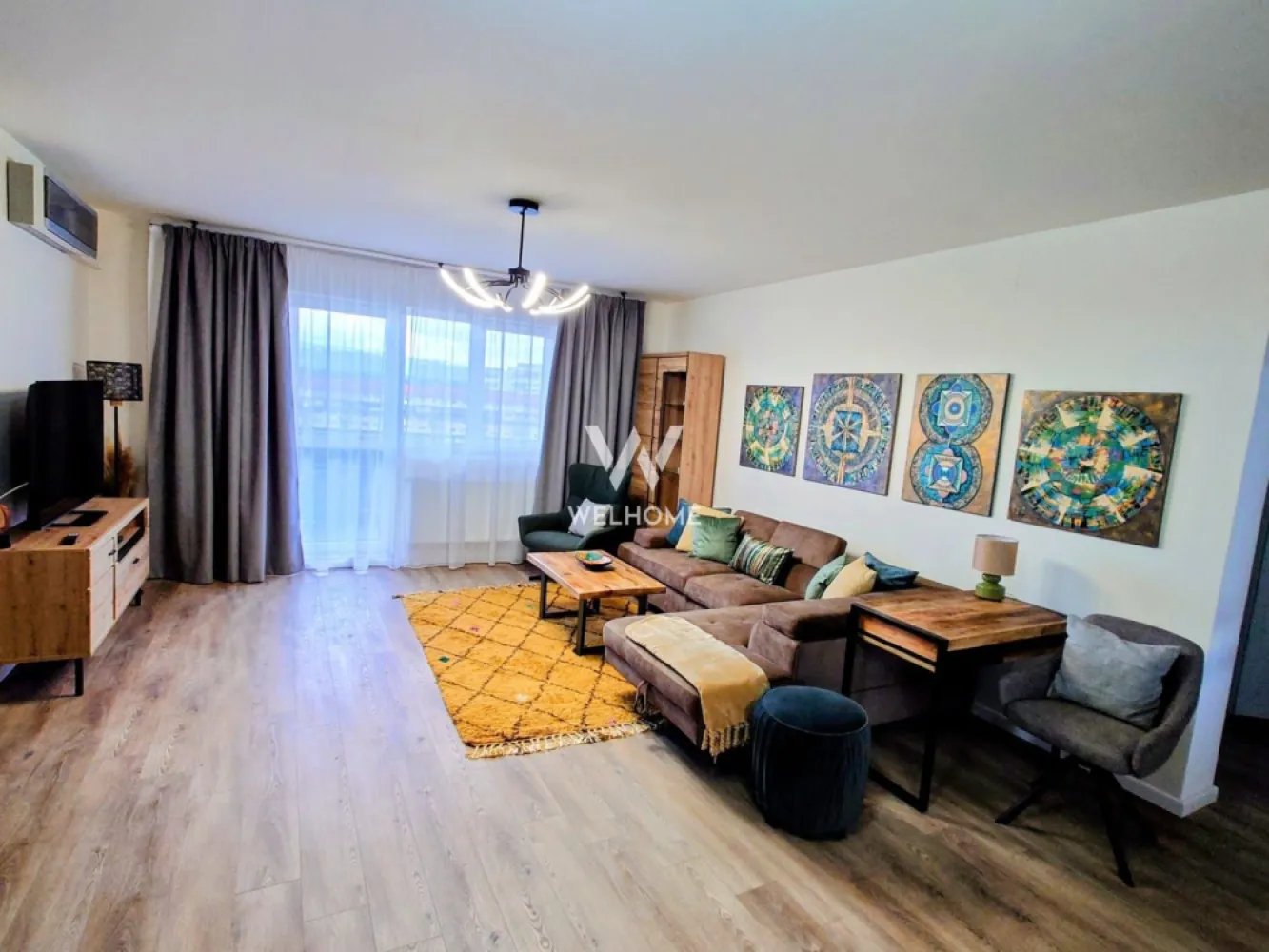 Apartament cu 2 camere, de lux, de inchiriat zona Rahovei, Sibiu - Descoperă un apartament deosebit, disponibil pentru prima închiriere, situat într-un bloc nou cu lift, la etajul 7, în una dintre cele mai căutate zone din Sibiu – Rahovei. Cu o suprafață utilă de 60 mp, locuința impresionează prin designul modern, finisajele premium și atmosfera elegantă, fiind ideală pentru cei care își doresc confort, stil și o priveliște spectaculoasă asupra orașului. Apartamentul este compartimentat inteligent și oferă două camere spațioase, cu living generos și bucătărie open-space, concepute pentru a crea un spațiu aerisit și primitor. Amenajarea este realizata la nivel de lux, cu mobilier modern, electrocasnice de ultimă generație și finisaje de calitate superioară, fiecare detaliu fiind gândit pentru a oferi un stil de viață confortabil și rafinat. Unul dintre marile avantaje ale locuinței este vederea splendidă asupra orașului, care poate fi admirată zilnic de la înălțimea etajului 7, oferind un sentiment de liniște și relaxare, departe de agitația urbană. Zona Rahovei este recunoscută pentru accesibilitatea și facilitățile sale multiple. În imediata apropiere se regăsesc centre comerciale, supermarketuri, restaurante, cafenele, farmacii, școli și grădinițe, precum și mijloace de transport în comun care asigură legături rapide către toate punctele importante ale orașului. De asemenea, zona oferă numeroase oportunități pentru petrecerea timpului liber, parcuri și spații de recreere, fiind ideală atât pentru profesioniști, cât și pentru cupluri sau familii tinere. Acest apartament reprezintă o combinație perfectă între confort, eleganță și o locație excelentă, fiind alegerea ideală pentru cei care își doresc un stil de viață modern într-unul dintre cele mai dinamice cartiere ale Sibiului. Pret 700 euro, negociabil Detalii si vizionare: 0740066818, Cristina }}