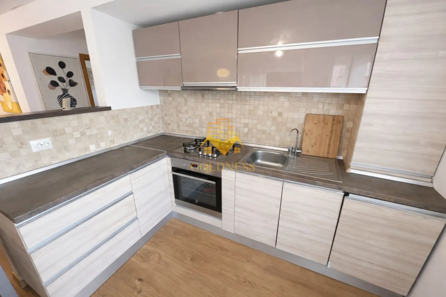3 Camere Openspace, Zorilor, Parcare, UMF, UTCN, Golden Tulip,Panemar - GOLDNESS Imobiliare vă propune spre închiriere un apartament cu 3 camere complet mobilat și utilat, la etajul 1 într-un imobil de 6 etaje, în Cartierul Zorilor.
Garaj inclus!
Se află în apropierea stațiilor de transport în comun, magazine, restaurante, spații verzi, farmacii, etc. 

Apartamentul este compartimentat astfel:
 - dormitor cu pat matrimonial, dressing, noptiere
 - dormitor cu pat matrimonial, dressing, noptiere, birou
 - living cu bucatarie open space complet utilată și mobilată, canapea extensibilă, loc de servit masa 
 - baie cu dus walk-in, calorifer port prosop și dulap pentru depozitare.
 - baie cu dus walk-in, calorifer port prosop și dulap pentru depozitare.
 - terasa de 8 mp.

Imobilul este dotat cu toate cele necesare- centrală proprie, frigider, aragaz, hotă, mașină de spălat haine, etc. 

Dacă sunteți interesați de acest apartament și doriți să îl vizionați, dar și pentru alte oferte nu ezitați să ne contactați telefonic sau prin e-mail. Vă stăm la dispoziție!
Pentru intermediere se percepe un comision de 50% din prețul chiriei!