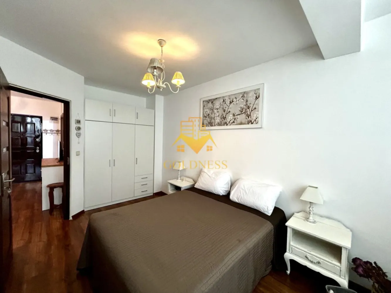 2 camere open space, Modern, Kik, Mega Image, Zona Florilor, Floresti - GOLDNESS Imobiliare vă propune spre inchiriere un apartament cu 2 camere complet mobilat și utilat, la etajul 2 într-un imobil de 4 etaje, situat în Floresti. Se află în apropierea stațiilor de transport în comun, magazine, restaurante, spații verzi, farmacii, etc. Apartamentul este compartimentat astfel: - dormitor cu pat matrimonial, dressing, noptiere - living cu bucatarie open space complet utilată și mobilată, canapea extensibilă, loc de servit masa - baie cu cada, calorifer port prosop și dulap pentru depozitare. Imobilul este dotat cu toate cele necesare- centrală proprie, frigider, plita, hotă, mașină de spălat haine, etc. Dacă sunteți interesați de acest apartament și doriți să îl vizionați, dar și pentru alte oferte nu ezitați să ne contactați telefonic sau prin e-mail. Vă stăm la dispoziție! Pentru intermediere se percepe un comision de 75% din prețul chiriei! }}