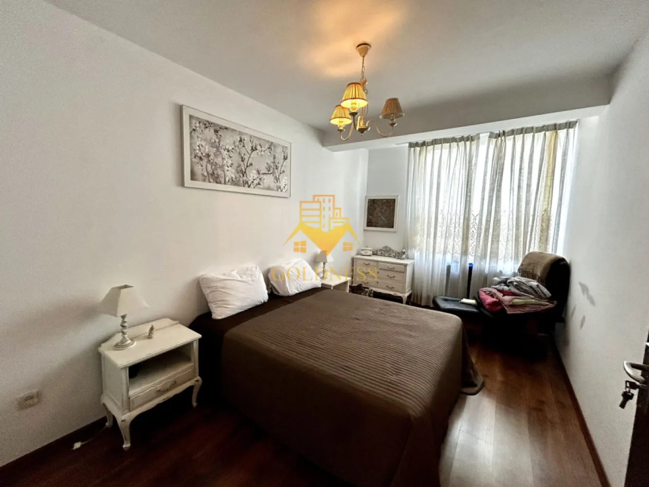 2 camere open space, Modern, Kik, Mega Image, Zona Florilor, Floresti - GOLDNESS Imobiliare vă propune spre inchiriere un apartament cu 2 camere complet mobilat și utilat, la etajul 2 într-un imobil de 4 etaje, situat în Floresti. Se află în apropierea stațiilor de transport în comun, magazine, restaurante, spații verzi, farmacii, etc. Apartamentul este compartimentat astfel: - dormitor cu pat matrimonial, dressing, noptiere - living cu bucatarie open space complet utilată și mobilată, canapea extensibilă, loc de servit masa - baie cu cada, calorifer port prosop și dulap pentru depozitare. Imobilul este dotat cu toate cele necesare- centrală proprie, frigider, plita, hotă, mașină de spălat haine, etc. Dacă sunteți interesați de acest apartament și doriți să îl vizionați, dar și pentru alte oferte nu ezitați să ne contactați telefonic sau prin e-mail. Vă stăm la dispoziție! Pentru intermediere se percepe un comision de 75% din prețul chiriei! }}