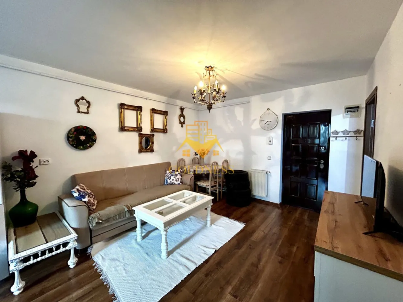2 camere open space, Modern, Kik, Mega Image, Zona Florilor, Floresti - GOLDNESS Imobiliare vă propune spre inchiriere un apartament cu 2 camere complet mobilat și utilat, la etajul 2 într-un imobil de 4 etaje, situat în Floresti. Se află în apropierea stațiilor de transport în comun, magazine, restaurante, spații verzi, farmacii, etc. Apartamentul este compartimentat astfel: - dormitor cu pat matrimonial, dressing, noptiere - living cu bucatarie open space complet utilată și mobilată, canapea extensibilă, loc de servit masa - baie cu cada, calorifer port prosop și dulap pentru depozitare. Imobilul este dotat cu toate cele necesare- centrală proprie, frigider, plita, hotă, mașină de spălat haine, etc. Dacă sunteți interesați de acest apartament și doriți să îl vizionați, dar și pentru alte oferte nu ezitați să ne contactați telefonic sau prin e-mail. Vă stăm la dispoziție! Pentru intermediere se percepe un comision de 75% din prețul chiriei! }}