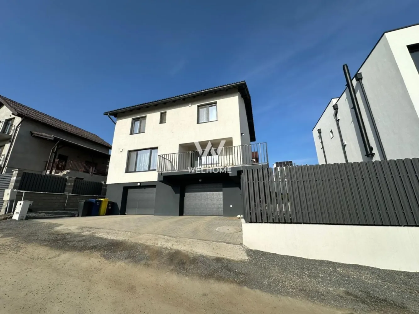 Casă individuală modernă cu garaj - teren 400 mp – Sura Mare - Vă prezentăm o proprietate spațioasă și bine compartimentată, situată într-o zonă liniștită din Viile Sibiului, ideală pentru o familie care își dorește confort, intimitate și spațiu generos atât în interior, cât și în exterior. Casa este dispusă pe demisol, parter și etaj, având o suprafață utilă de 195 mp, la care se adaugă pod pentru depozitare, fiind amplasată pe un teren de aproximativ 400 mp, cu peste 300 mp de curte liberă, majoritatea situată în partea din spate a casei, oferind intimitate și spațiu pentru relaxare. Compartimentare: Demisol: garaj generos pentru 2 mașini, spațiu de depozitare iar in fața casei există încă 2 locuri de parcare. Parter: living spațios și luminos cu bucătărie open space, terasă generoasă de 17 mp, perfectă pentru relaxare sau mese în aer liber, hol de acces, baie, debara. Etaj: 3 dormitoare, dintre care unul este amenajat în prezent ca dressing, un dormitor cu baie proprie si încă o baie mare cu cadă pe hol Pod: spațiu ideal pentru depozitare Proprietatea se vinde mobilată și utilată, cu excepția mobilierului din camera copilului, fiind pregătită pentru mutare rapidă. Curtea spațioasă din spatele casei oferă multă intimitate și posibilitatea amenajării unei zone de relaxare, loc de joacă sau grădină. Suprafață utilă: 195 mp Teren: aprox. 400 mp Terasă: 17 mp Garaj: 2 mașini Parcări în curte: 2 Se acceptă credit ipotecar Preț: 295.000 € Dacă îți dorești o locuință modernă, spațioasă și complet pregătită pentru o familie, această proprietate din Viile Sibiului poate fi exact ceea ce cauți. }}