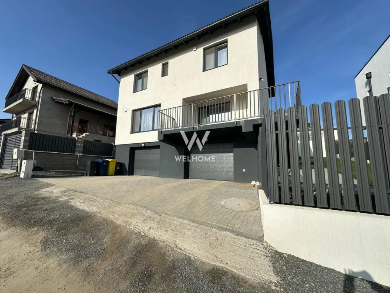 Casă individuală modernă cu garaj - teren 400 mp – Sura Mare - Vă prezentăm o proprietate spațioasă și bine compartimentată, situată într-o zonă liniștită din Viile Sibiului, ideală pentru o familie care își dorește confort, intimitate și spațiu generos atât în interior, cât și în exterior. Casa este dispusă pe demisol, parter și etaj, având o suprafață utilă de 195 mp, la care se adaugă pod pentru depozitare, fiind amplasată pe un teren de aproximativ 400 mp, cu peste 300 mp de curte liberă, majoritatea situată în partea din spate a casei, oferind intimitate și spațiu pentru relaxare. Compartimentare: Demisol: garaj generos pentru 2 mașini, spațiu de depozitare iar in fața casei există încă 2 locuri de parcare. Parter: living spațios și luminos cu bucătărie open space, terasă generoasă de 17 mp, perfectă pentru relaxare sau mese în aer liber, hol de acces, baie, debara. Etaj: 3 dormitoare, dintre care unul este amenajat în prezent ca dressing, un dormitor cu baie proprie si încă o baie mare cu cadă pe hol Pod: spațiu ideal pentru depozitare Proprietatea se vinde mobilată și utilată, cu excepția mobilierului din camera copilului, fiind pregătită pentru mutare rapidă. Curtea spațioasă din spatele casei oferă multă intimitate și posibilitatea amenajării unei zone de relaxare, loc de joacă sau grădină. Suprafață utilă: 195 mp Teren: aprox. 400 mp Terasă: 17 mp Garaj: 2 mașini Parcări în curte: 2 Se acceptă credit ipotecar Preț: 295.000 € Dacă îți dorești o locuință modernă, spațioasă și complet pregătită pentru o familie, această proprietate din Viile Sibiului poate fi exact ceea ce cauți. }}