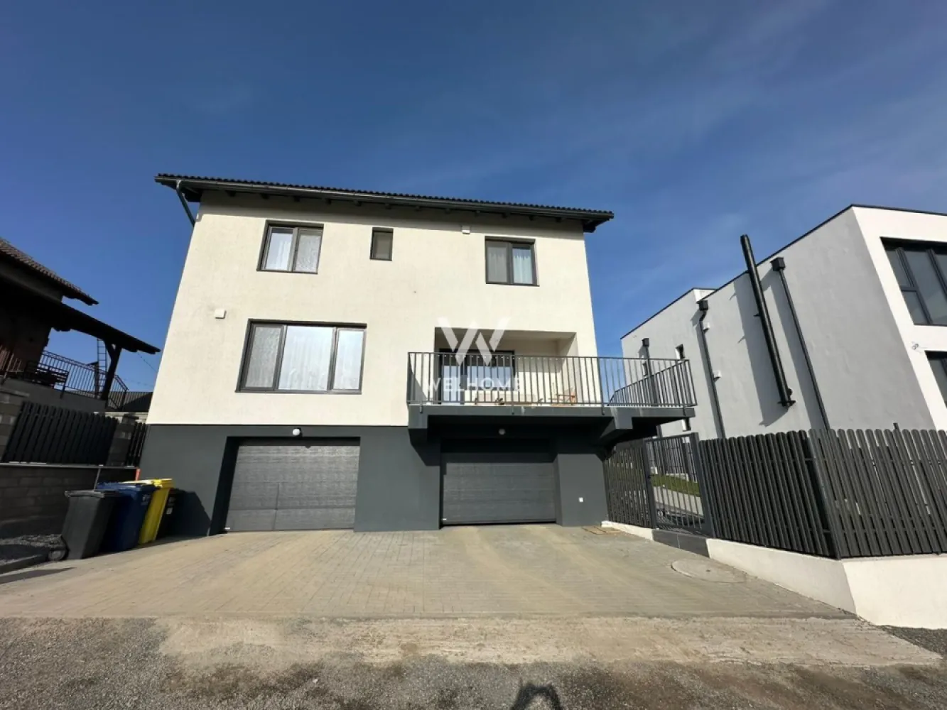 Casă individuală modernă cu garaj - teren 400 mp – Sura Mare - Vă prezentăm o proprietate spațioasă și bine compartimentată, situată într-o zonă liniștită din Viile Sibiului, ideală pentru o familie care își dorește confort, intimitate și spațiu generos atât în interior, cât și în exterior. Casa este dispusă pe demisol, parter și etaj, având o suprafață utilă de 195 mp, la care se adaugă pod pentru depozitare, fiind amplasată pe un teren de aproximativ 400 mp, cu peste 300 mp de curte liberă, majoritatea situată în partea din spate a casei, oferind intimitate și spațiu pentru relaxare. Compartimentare: Demisol: garaj generos pentru 2 mașini, spațiu de depozitare iar in fața casei există încă 2 locuri de parcare. Parter: living spațios și luminos cu bucătărie open space, terasă generoasă de 17 mp, perfectă pentru relaxare sau mese în aer liber, hol de acces, baie, debara. Etaj: 3 dormitoare, dintre care unul este amenajat în prezent ca dressing, un dormitor cu baie proprie si încă o baie mare cu cadă pe hol Pod: spațiu ideal pentru depozitare Proprietatea se vinde mobilată și utilată, cu excepția mobilierului din camera copilului, fiind pregătită pentru mutare rapidă. Curtea spațioasă din spatele casei oferă multă intimitate și posibilitatea amenajării unei zone de relaxare, loc de joacă sau grădină. Suprafață utilă: 195 mp Teren: aprox. 400 mp Terasă: 17 mp Garaj: 2 mașini Parcări în curte: 2 Se acceptă credit ipotecar Preț: 295.000 € Dacă îți dorești o locuință modernă, spațioasă și complet pregătită pentru o familie, această proprietate din Viile Sibiului poate fi exact ceea ce cauți. }}