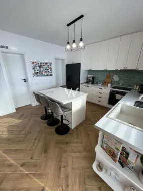 Casă individuală modernă cu garaj - teren 400 mp – Sura Mare