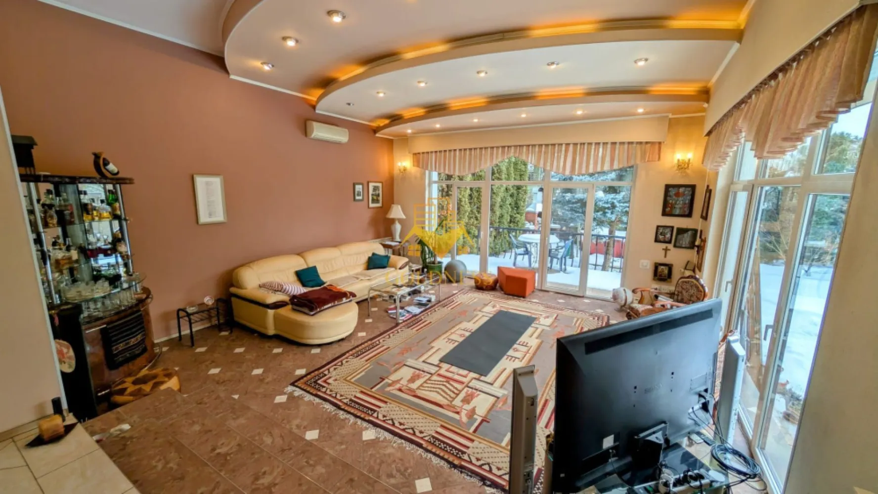 Vila, 6 Camere, 365 mp, 4 bai, Andrei Muresanu, Constantin Brancusi - Vilă Spațioasă cu 6 Camere de Vânzare în Andrei Mureșanu, Cluj-Napoca. 
GOLDNESS Imobiliare vă propune spre vânzare o vilă modernă și spațioasă, această proprietate tip D+P+M (Demisol+Parter + Mansardă) oferă confort și intimitate, fiind ideală pentru o familie.
Construită pe un teren generos de 399 mp, vila are o suprafață totală de 447 mp, din care 365 mp sunt utili, distribuiți eficient. Suprafața construită la sol este de 149 mp.
Locuința este compusă din 5 camere luminoase și 4 băi, asigurând suficient spațiu și confort pentru toți membrii familiei.
Proprietatea beneficiază de o curte proprie de 250 mp, perfectă pentru relaxare în aer liber, activități de familie sau amenajarea unei grădini. 
Zona este liniştită, cu multă verdeaţă şi trafic redus, oferind un mediu plăcut pentru locuit, fiind în acelaşi timp la câteva minute de centrul oraşului. În apropiere se găsesc magazine, servicii, clinici şi mijloace de transport în comun, ceea ce face locaţia foarte convenabilă.

Dacă sunteți interesați de această proprietate și doriți să o vizionați, nu ezitați să ne contactați telefonic sau prin e-mail. Vă stăm la dispoziție!
Pentru intermediere se percepe un comision de 2% din prețul de vânzare!