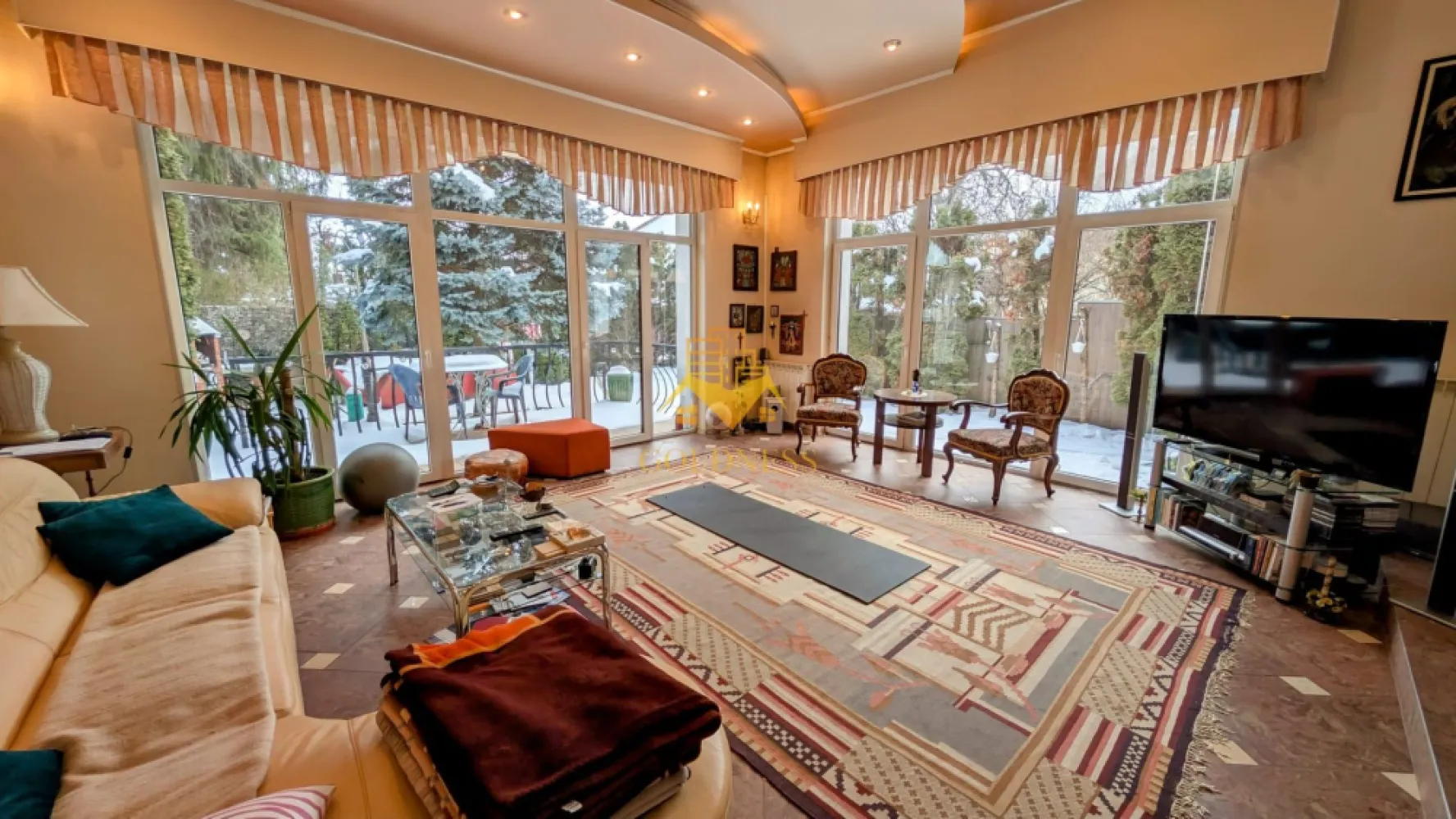 Vila, 6 Camere, 365 mp, 4 bai, Andrei Muresanu, Constantin Brancusi - Vilă Spațioasă cu 6 Camere de Vânzare în Andrei Mureșanu, Cluj-Napoca. 
GOLDNESS Imobiliare vă propune spre vânzare o vilă modernă și spațioasă, această proprietate tip D+P+M (Demisol+Parter + Mansardă) oferă confort și intimitate, fiind ideală pentru o familie.
Construită pe un teren generos de 399 mp, vila are o suprafață totală de 447 mp, din care 365 mp sunt utili, distribuiți eficient. Suprafața construită la sol este de 149 mp.
Locuința este compusă din 5 camere luminoase și 4 băi, asigurând suficient spațiu și confort pentru toți membrii familiei.
Proprietatea beneficiază de o curte proprie de 250 mp, perfectă pentru relaxare în aer liber, activități de familie sau amenajarea unei grădini. 
Zona este liniştită, cu multă verdeaţă şi trafic redus, oferind un mediu plăcut pentru locuit, fiind în acelaşi timp la câteva minute de centrul oraşului. În apropiere se găsesc magazine, servicii, clinici şi mijloace de transport în comun, ceea ce face locaţia foarte convenabilă.

Dacă sunteți interesați de această proprietate și doriți să o vizionați, nu ezitați să ne contactați telefonic sau prin e-mail. Vă stăm la dispoziție!
Pentru intermediere se percepe un comision de 2% din prețul de vânzare!