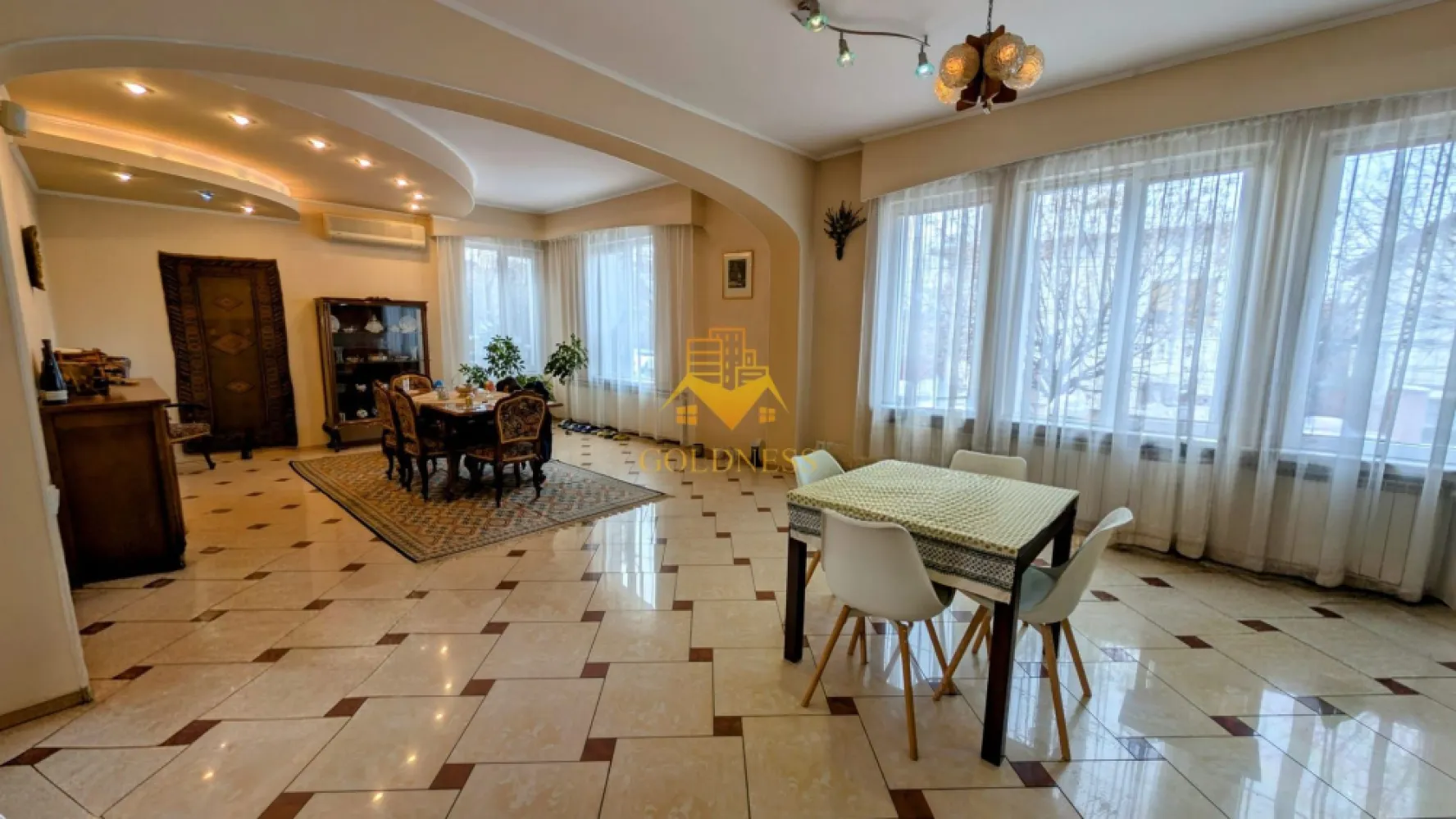 Vila, 6 Camere, 365 mp, 4 bai, Andrei Muresanu, Constantin Brancusi - Vilă Spațioasă cu 6 Camere de Vânzare în Andrei Mureșanu, Cluj-Napoca. 
GOLDNESS Imobiliare vă propune spre vânzare o vilă modernă și spațioasă, această proprietate tip D+P+M (Demisol+Parter + Mansardă) oferă confort și intimitate, fiind ideală pentru o familie.
Construită pe un teren generos de 399 mp, vila are o suprafață totală de 447 mp, din care 365 mp sunt utili, distribuiți eficient. Suprafața construită la sol este de 149 mp.
Locuința este compusă din 5 camere luminoase și 4 băi, asigurând suficient spațiu și confort pentru toți membrii familiei.
Proprietatea beneficiază de o curte proprie de 250 mp, perfectă pentru relaxare în aer liber, activități de familie sau amenajarea unei grădini. 
Zona este liniştită, cu multă verdeaţă şi trafic redus, oferind un mediu plăcut pentru locuit, fiind în acelaşi timp la câteva minute de centrul oraşului. În apropiere se găsesc magazine, servicii, clinici şi mijloace de transport în comun, ceea ce face locaţia foarte convenabilă.

Dacă sunteți interesați de această proprietate și doriți să o vizionați, nu ezitați să ne contactați telefonic sau prin e-mail. Vă stăm la dispoziție!
Pentru intermediere se percepe un comision de 2% din prețul de vânzare!