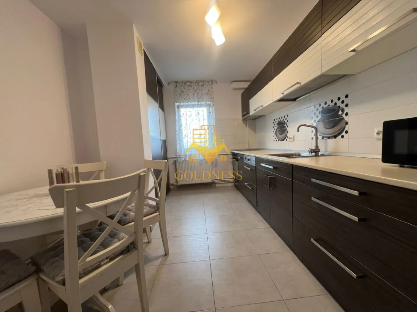 4 camere decomandate, Titulescu, Parcare, Gheorgheni, FSPAC,The Office - GOLDNESS Imobiliare vă propune spre închiriere un apartament cu 4 camere decomandate complet mobilat și utilat, la etajul 3 într-un imobil de 4 etaje, în Cartierul Gheorgheni, Str Muncitorilor.
Dispune de loc de parcare cu 50e/luna obligatoriu!
Se află în apropierea stațiilor de transport în comun, magazine, restaurante, spații verzi, farmacii, etc. 

Apartamentul este compartimentat astfel:
 - dormitor cu pat matrimonial, dressing, noptiere, iesire pe balcon
- 2 dormitoare cu canapele extensibile, dressing, 
 - living cu o canapea, comoda TV, 2 fotolii, iesire pe balcon
 - bucatarie complet utilată și mobilată, loc de servit masa 
 - 2 bai, dintre care una cu cada si una cu dus, calorifer port prosop și dulap pentru depozitare.
 - 2 balcoane inchise de aprox 5mp fiecare.

Imobilul este dotat cu toate cele necesare- centrală proprie, frigider, aragaz, hotă, mașină de spălat haine, masina de spalat vase, etc. 

Dacă sunteți interesați de acest apartament și doriți să îl vizionați, dar și pentru alte oferte nu ezitați să ne contactați telefonic sau prin e-mail. Vă stăm la dispoziție!
Pentru intermediere se percepe un comision de 50% din prețul chiriei!